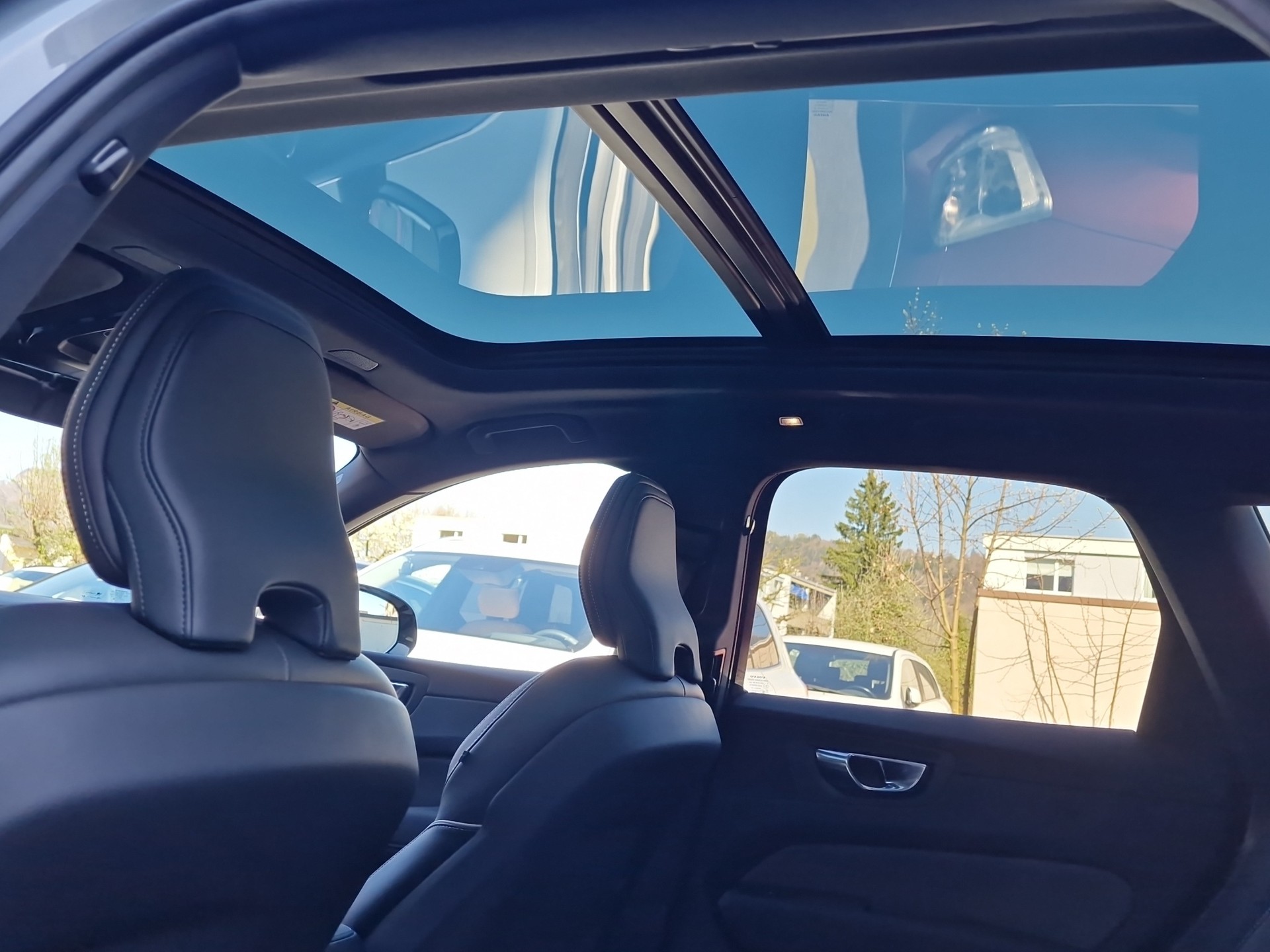 VOLVO XC60 2.0 B5 MH Black Edition AWD-image-16