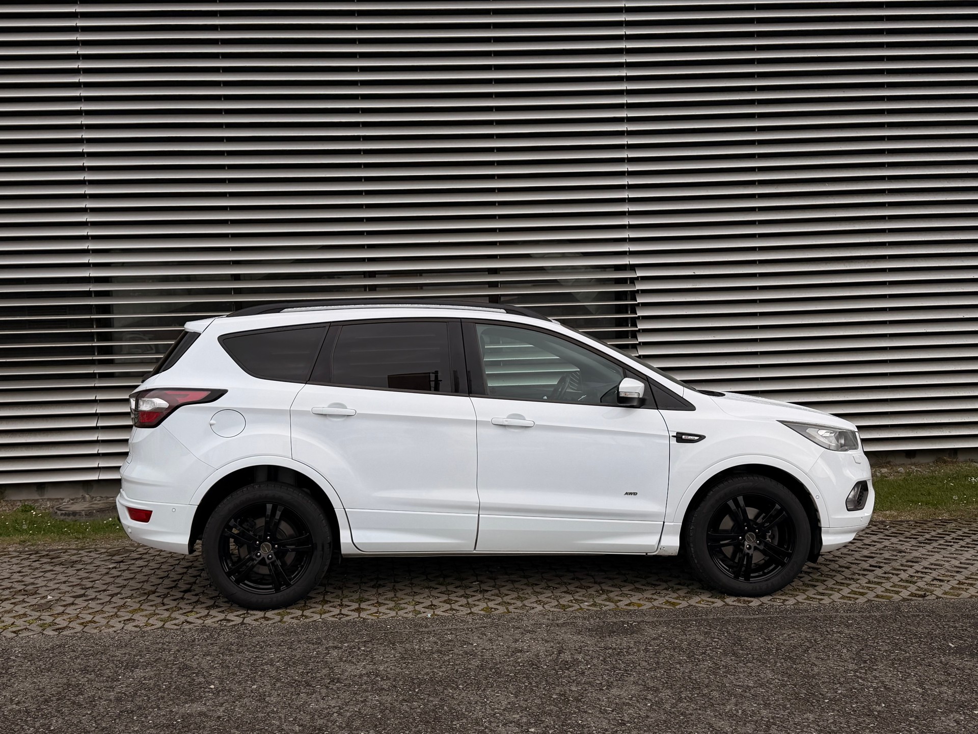 FORD Kuga 2.0 TDCi Titanium 4WD PowerShift ST Line-image-4