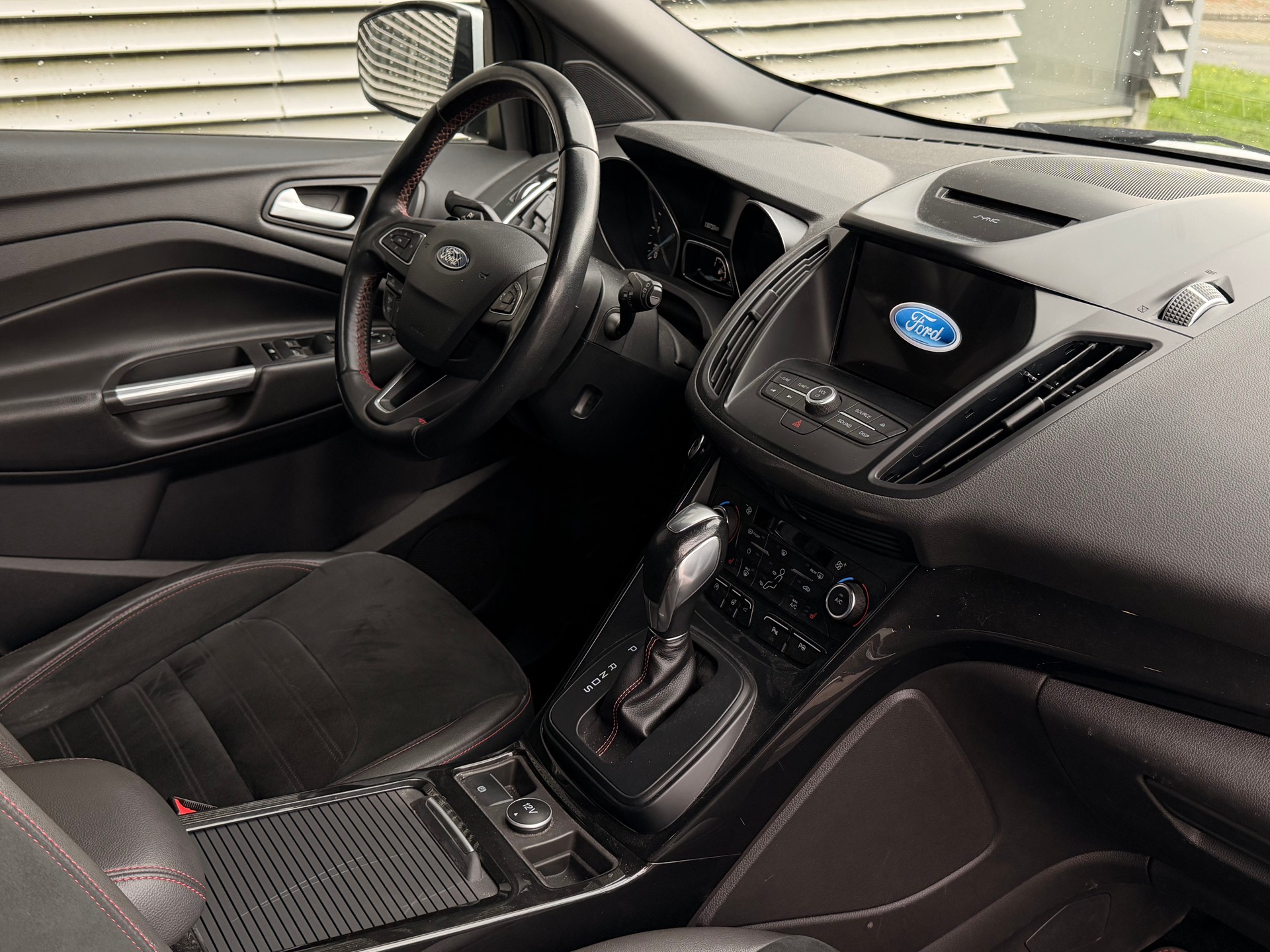 FORD Kuga 2.0 TDCi Titanium 4WD PowerShift ST Line-image-9