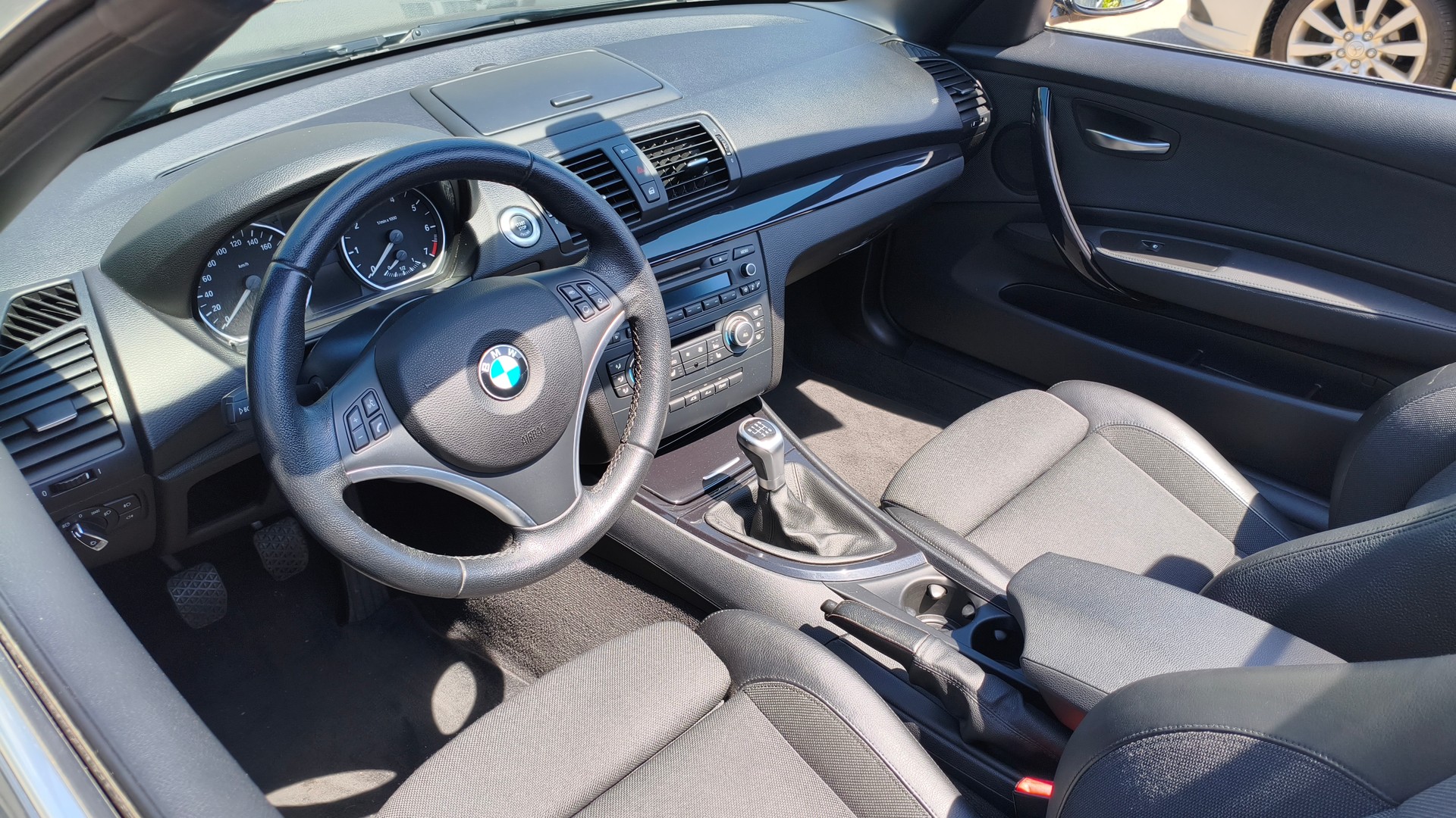 BMW 118i Cabrio-image-11