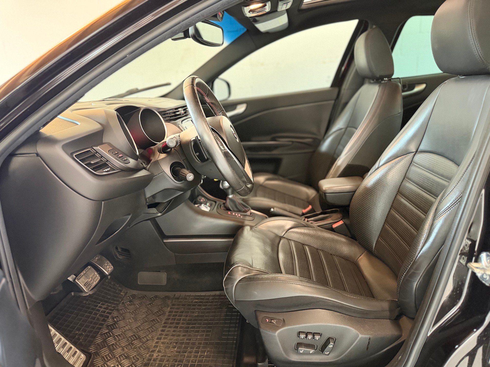 ALFA ROMEO Giulietta 1750 TBi Quadrifoglio Verde TCT-image-8