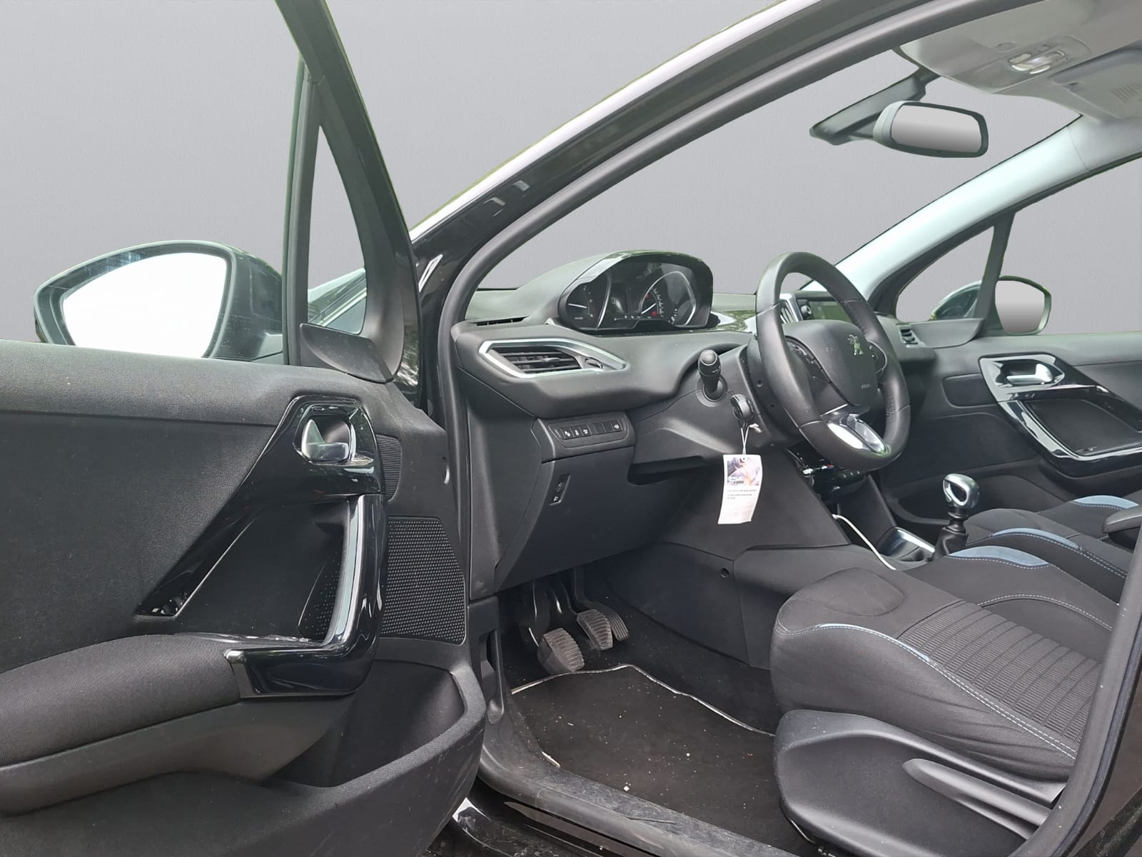 PEUGEOT 208 1.6 e-HDI Allure-image-12