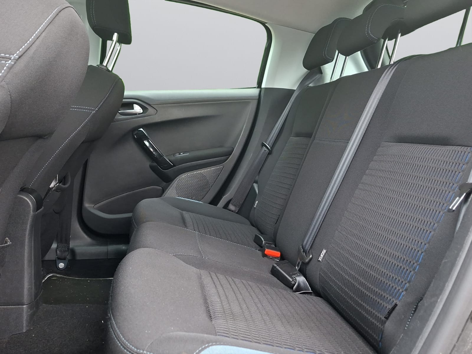 PEUGEOT 208 1.6 e-HDI Allure-image-9