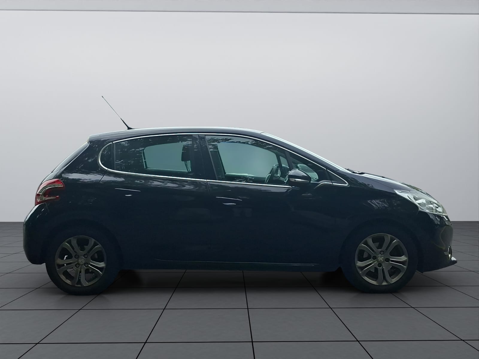 PEUGEOT 208 1.6 e-HDI Allure-image-8