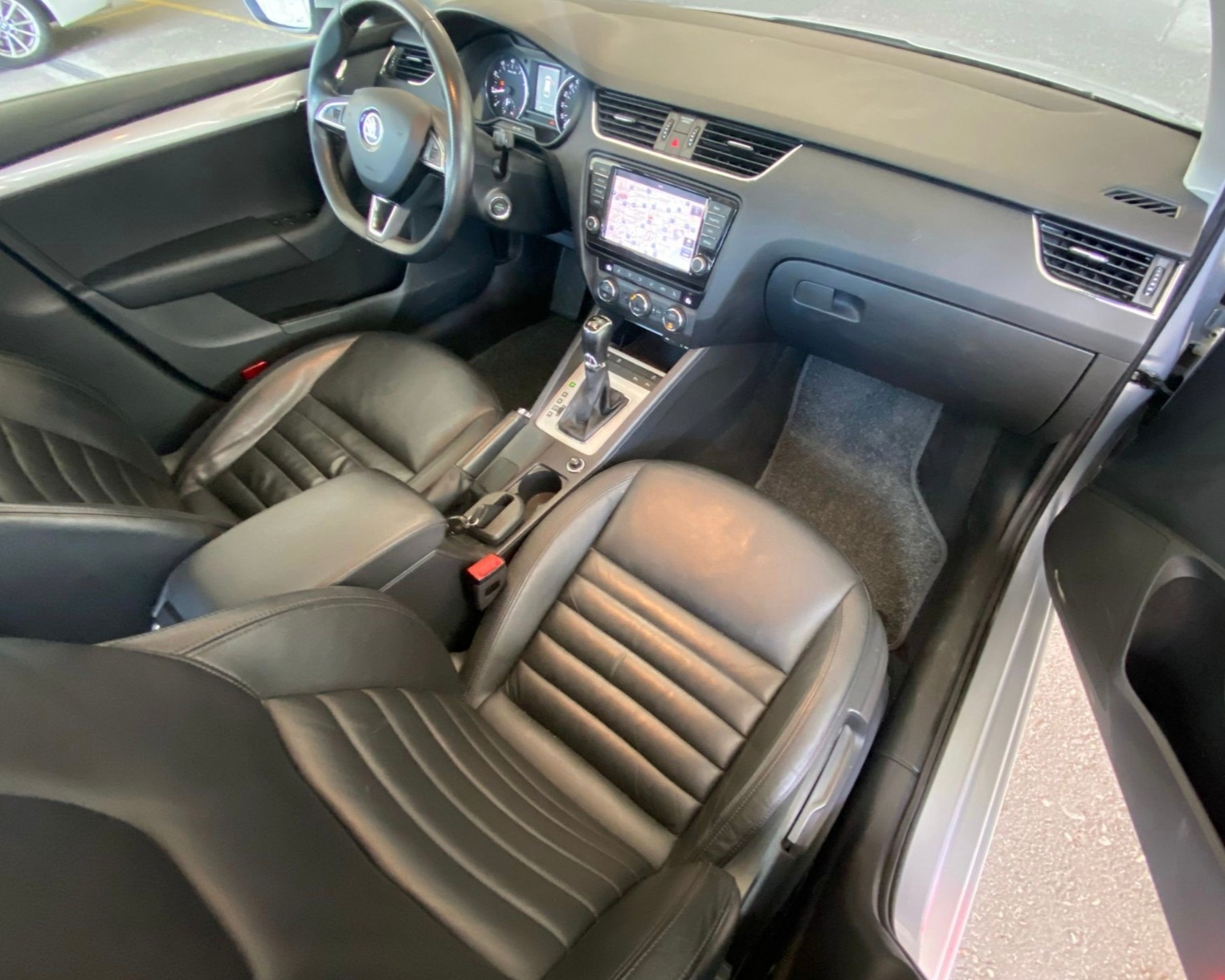 SKODA Octavia Combi 1.8 TSI Elegance 4x4 DSG-image-11
