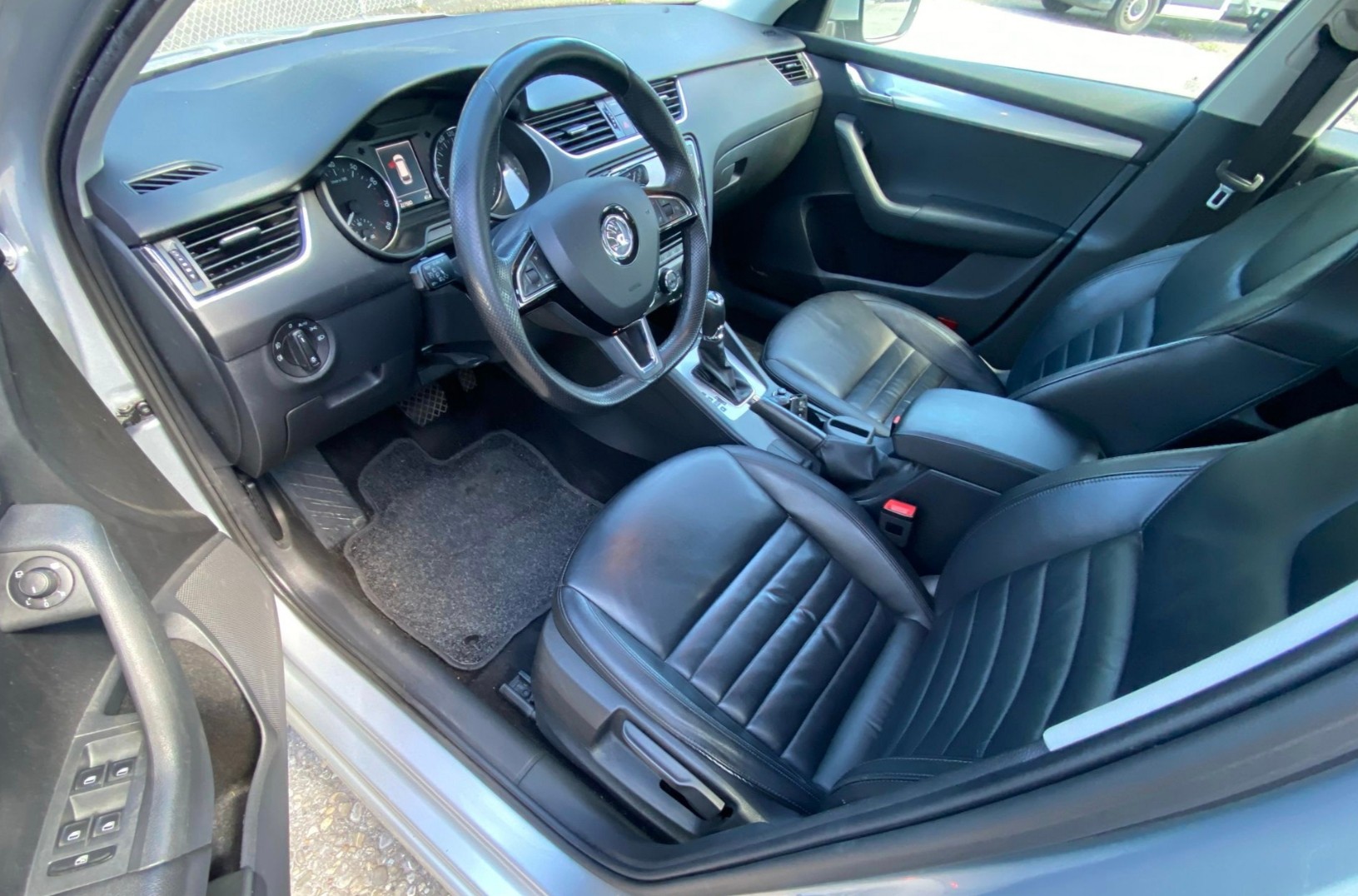SKODA Octavia Combi 1.8 TSI Elegance 4x4 DSG-image-10