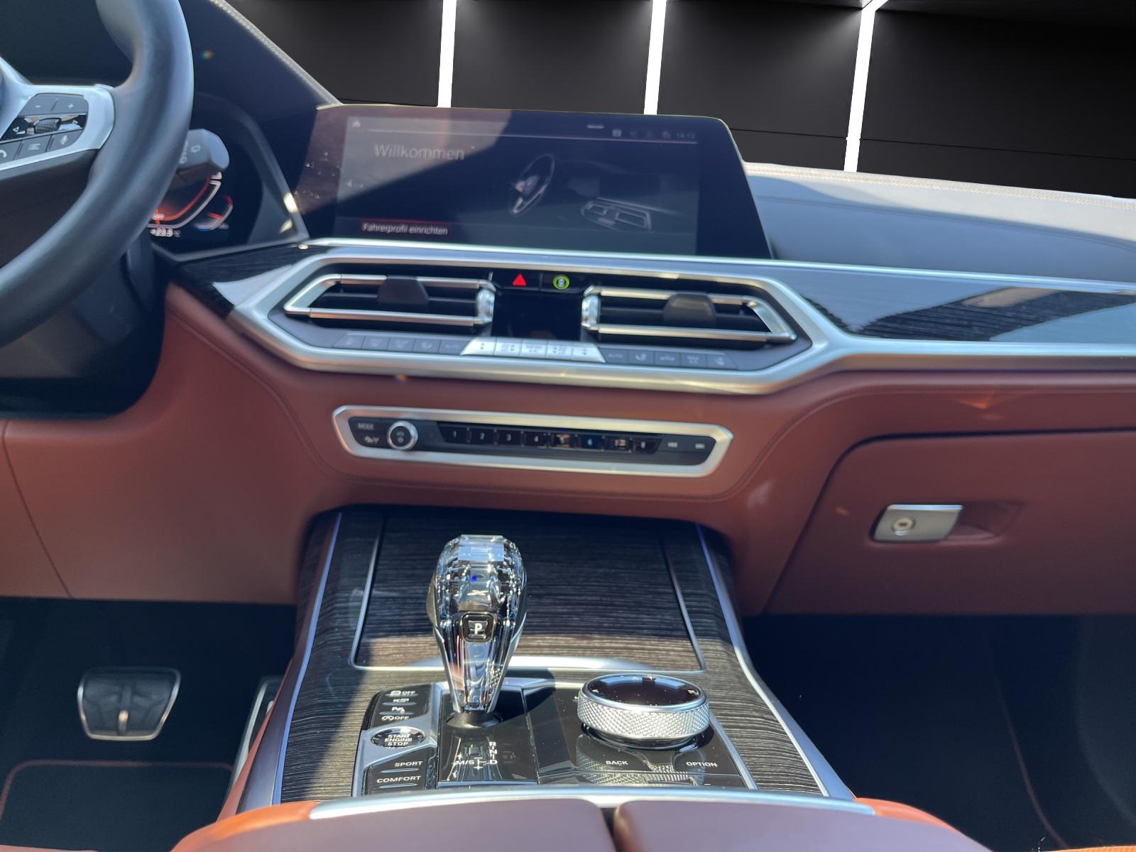 BMW X7 M50i-image-12