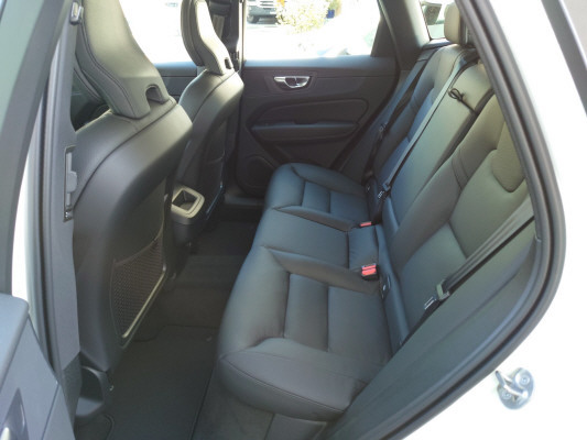 VOLVO XC60 B4 D AWD Plus Bright-image-7