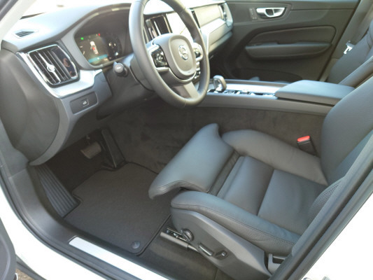 VOLVO XC60 B4 D AWD Plus Bright-image-8