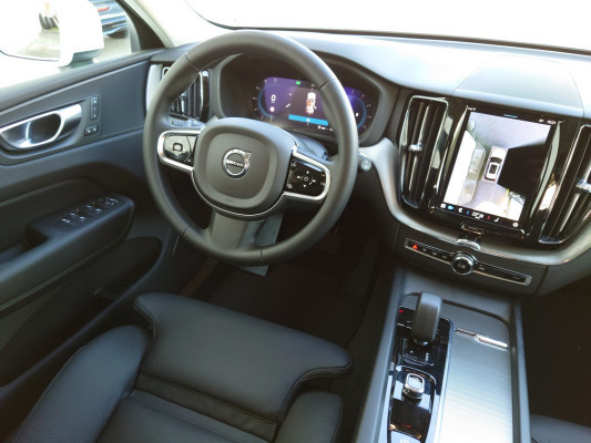 VOLVO XC60 B4 D AWD Plus Bright-image-5