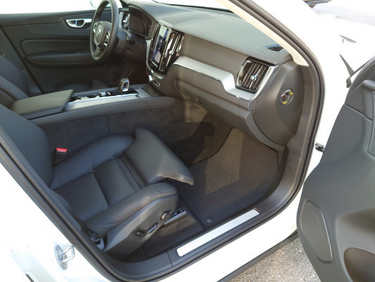 VOLVO XC60 B4 D AWD Plus Bright-image-4