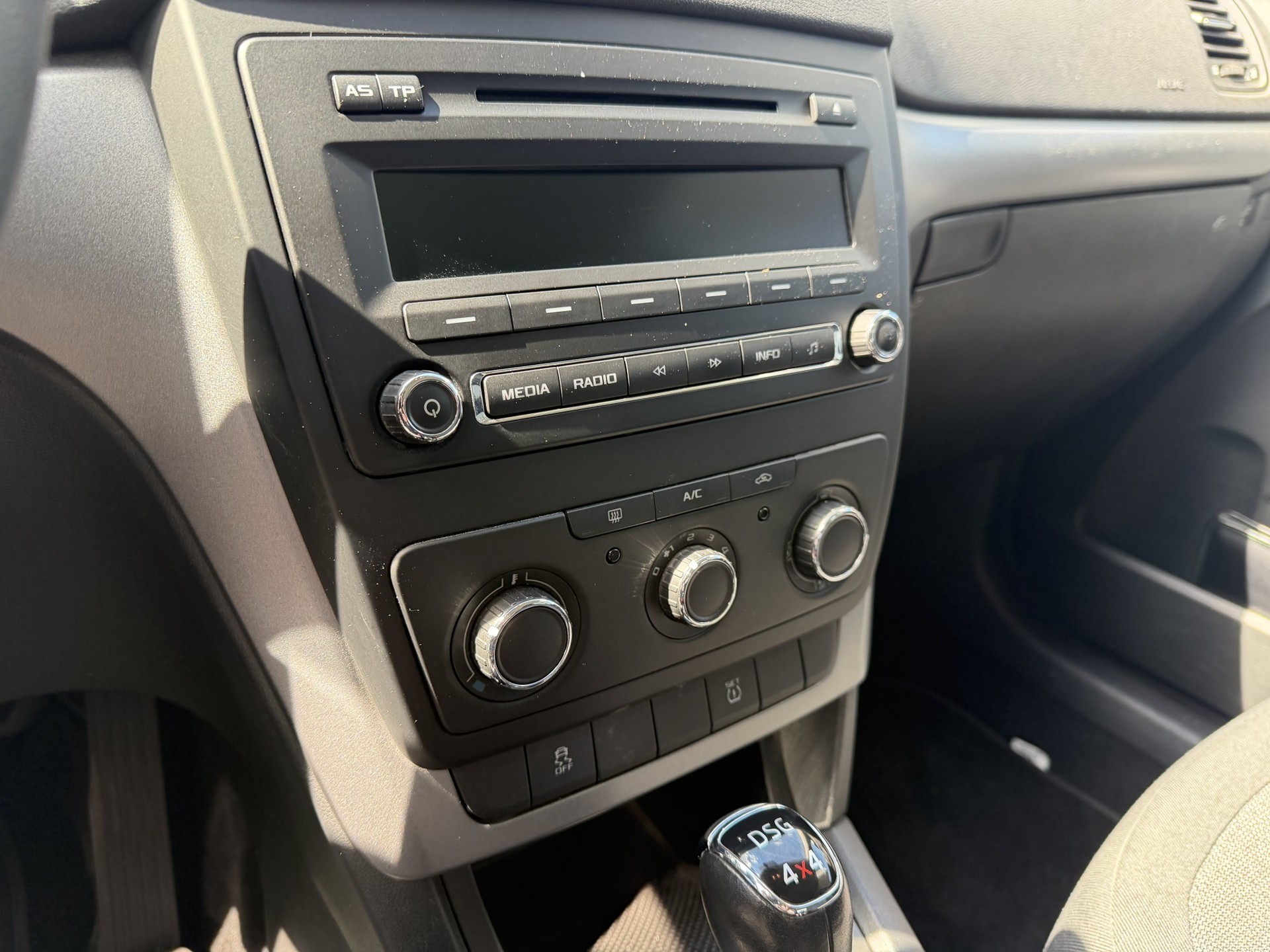 SKODA Yeti 2.0 TDI Active 4x4 DSG-image-10