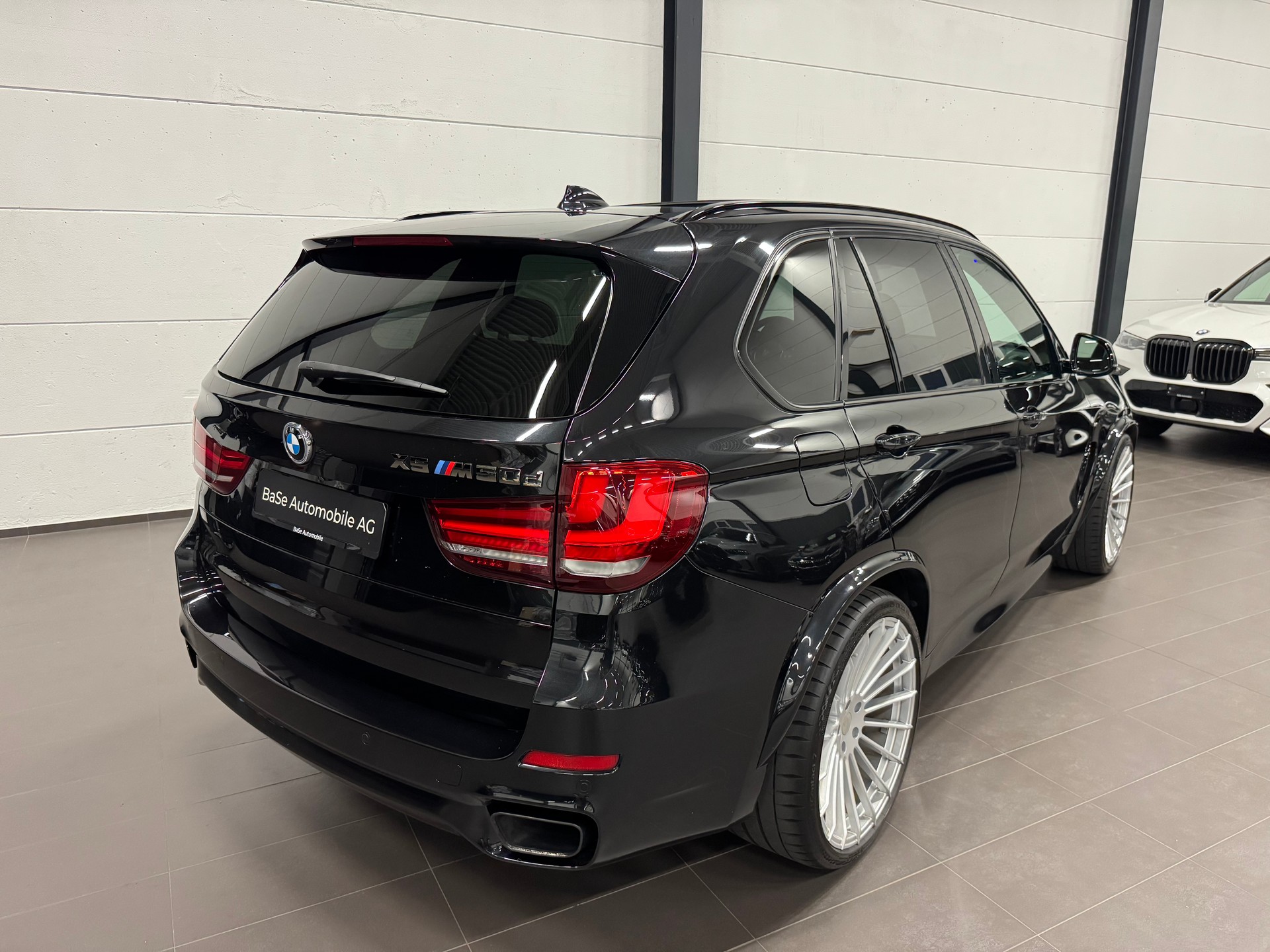 BMW X5 xDrive M50d Steptronic-image-12