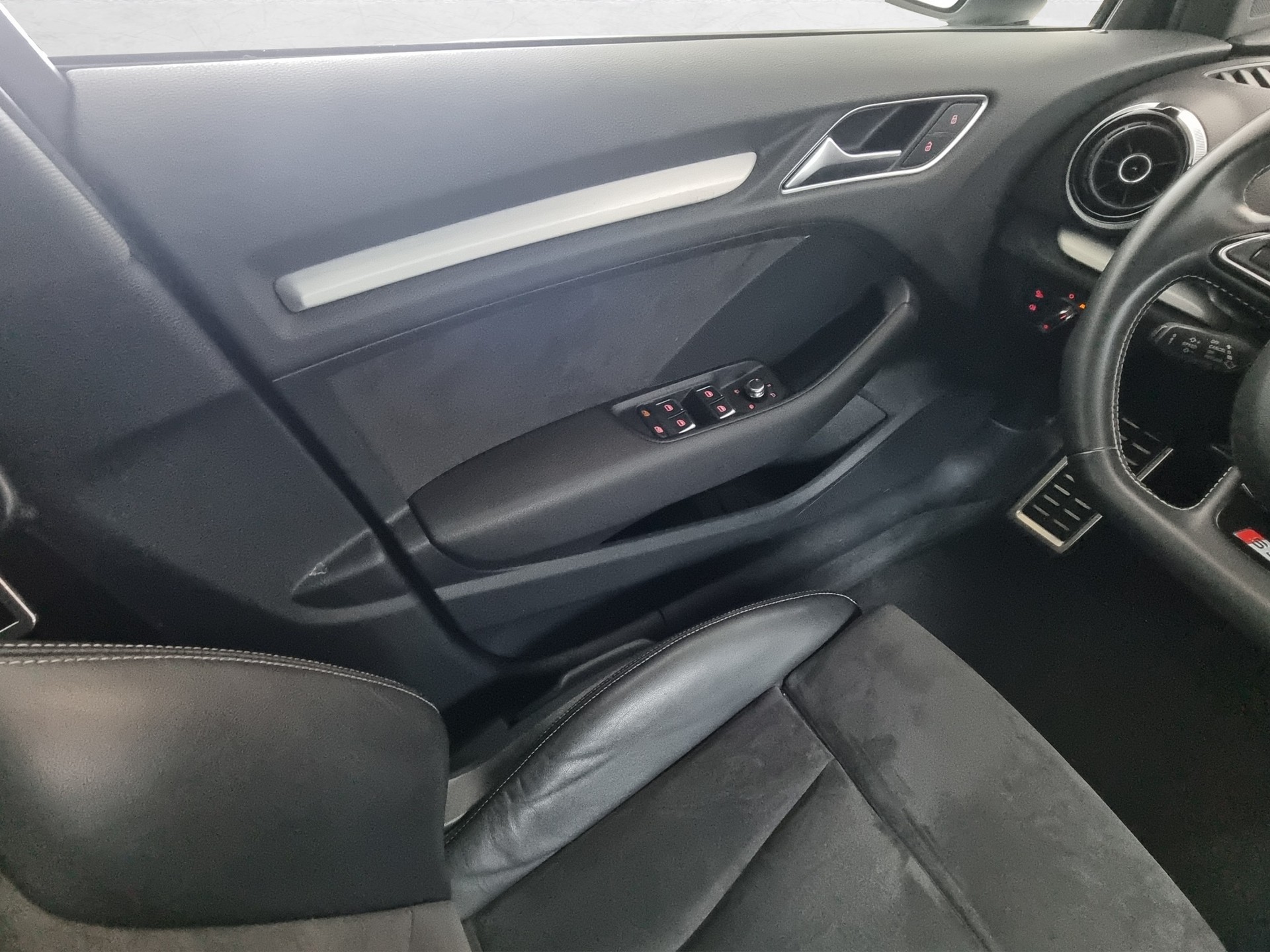 AUDI S3 Sportback 2.0 T FSI quattro-image-11