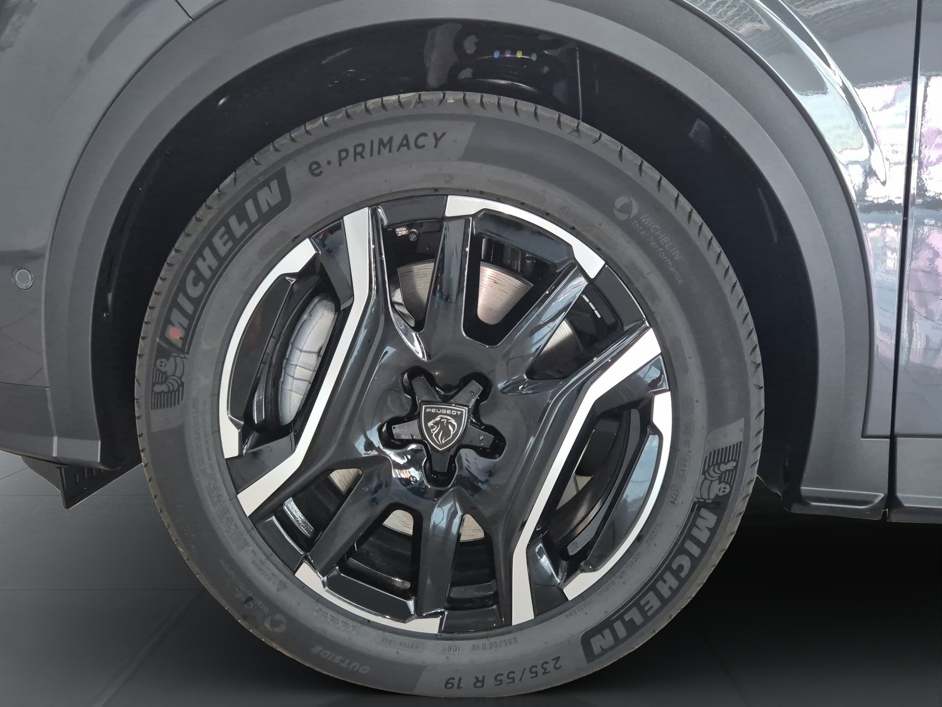 PEUGEOT 5008 e-Allure Premium AWD-image-17
