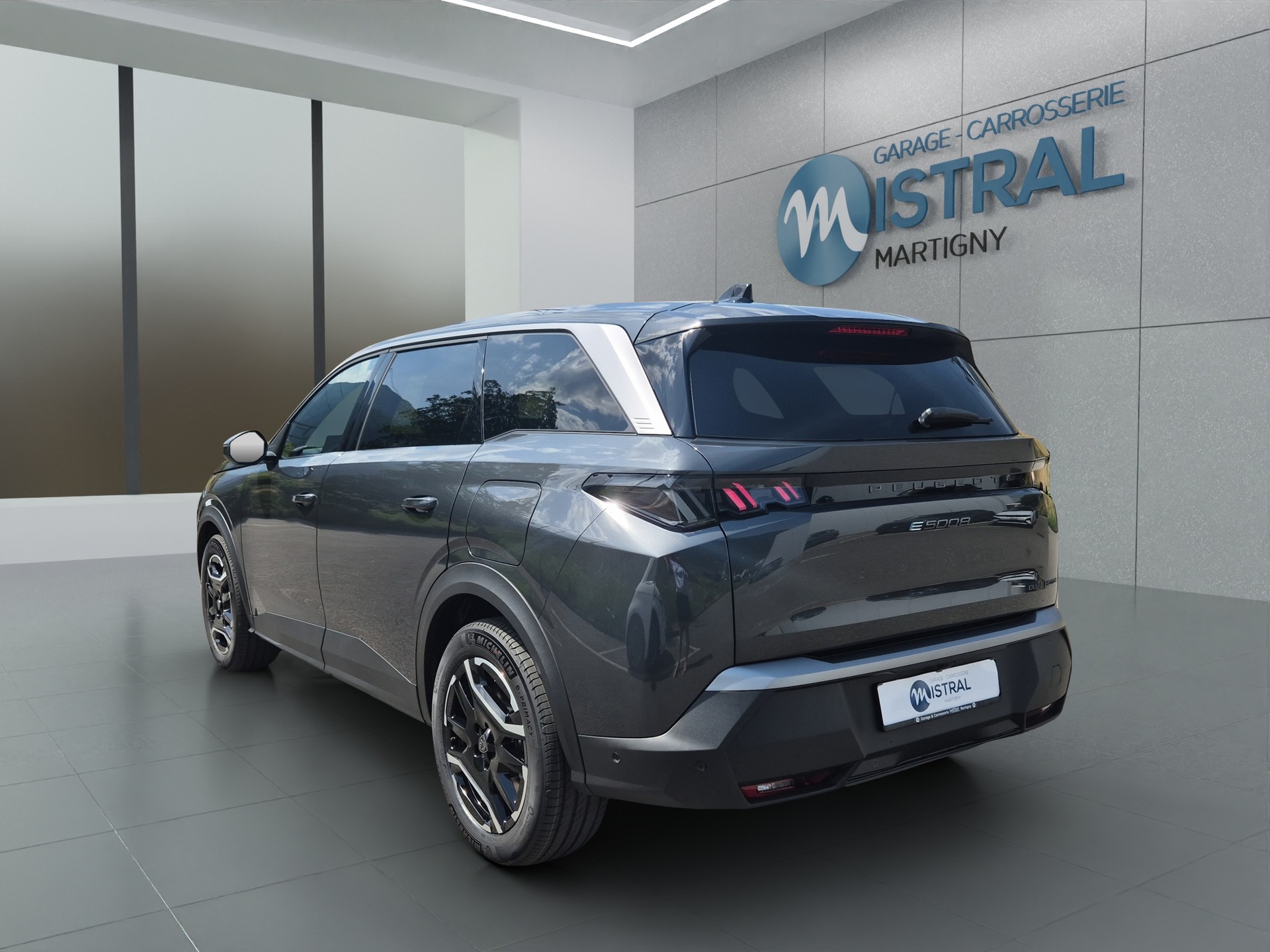 PEUGEOT 5008 e-Allure Premium AWD-image-3