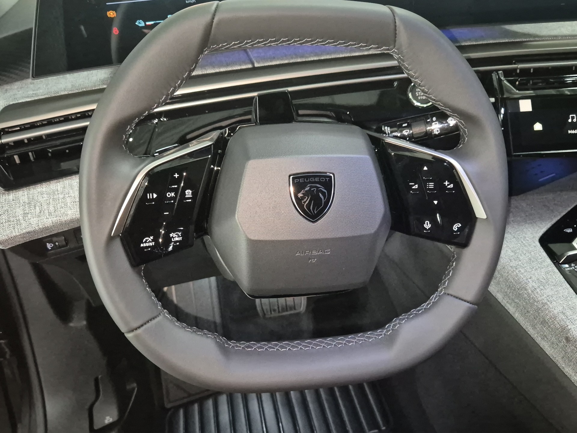 PEUGEOT 5008 e-Allure Premium AWD-image-8