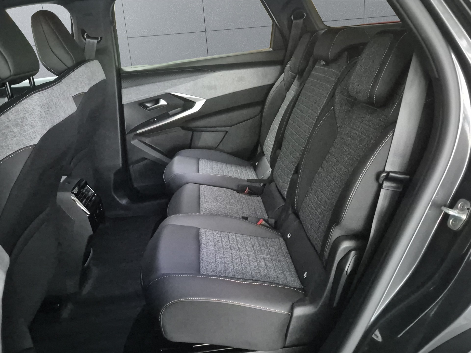 PEUGEOT 5008 e-Allure Premium AWD-image-10