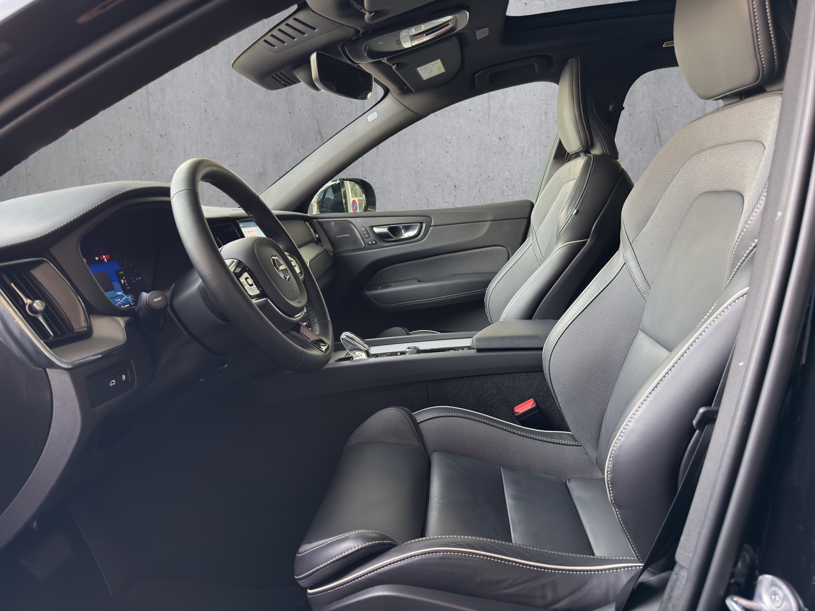 VOLVO XC60 2.0 T8 TE XCENTRIC Black Edition eAWD-image-8