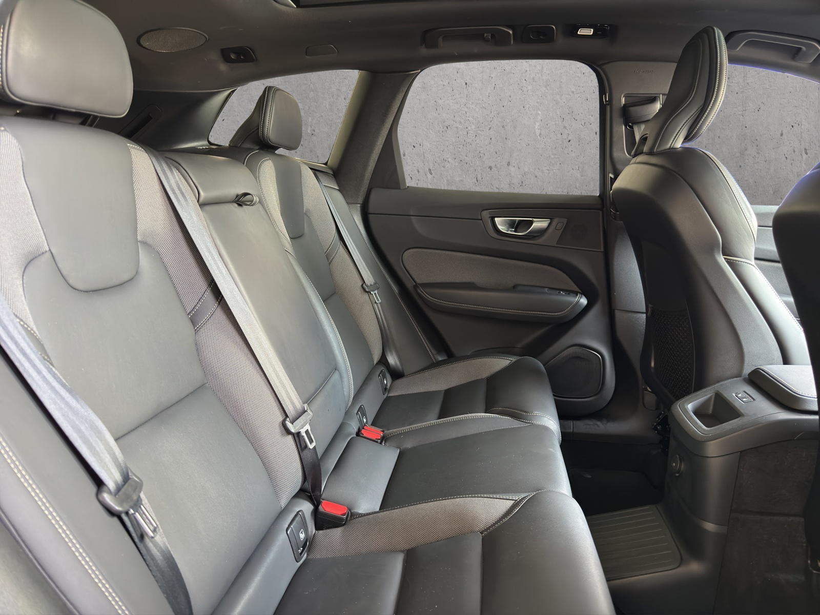 VOLVO XC60 2.0 T8 TE XCENTRIC Black Edition eAWD-image-12
