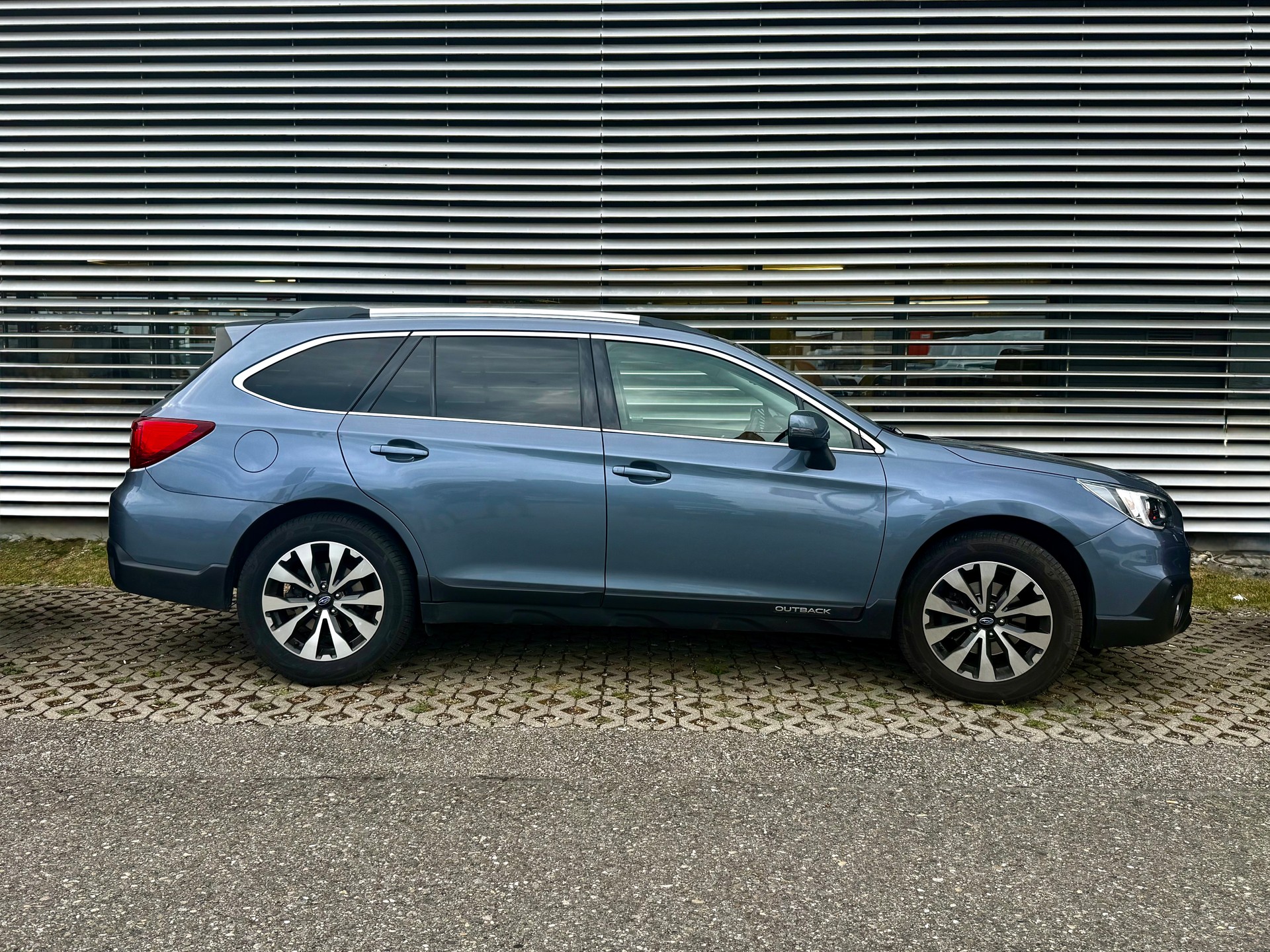 SUBARU Outback 2.0D Swiss AWD Lineartronic-image-12
