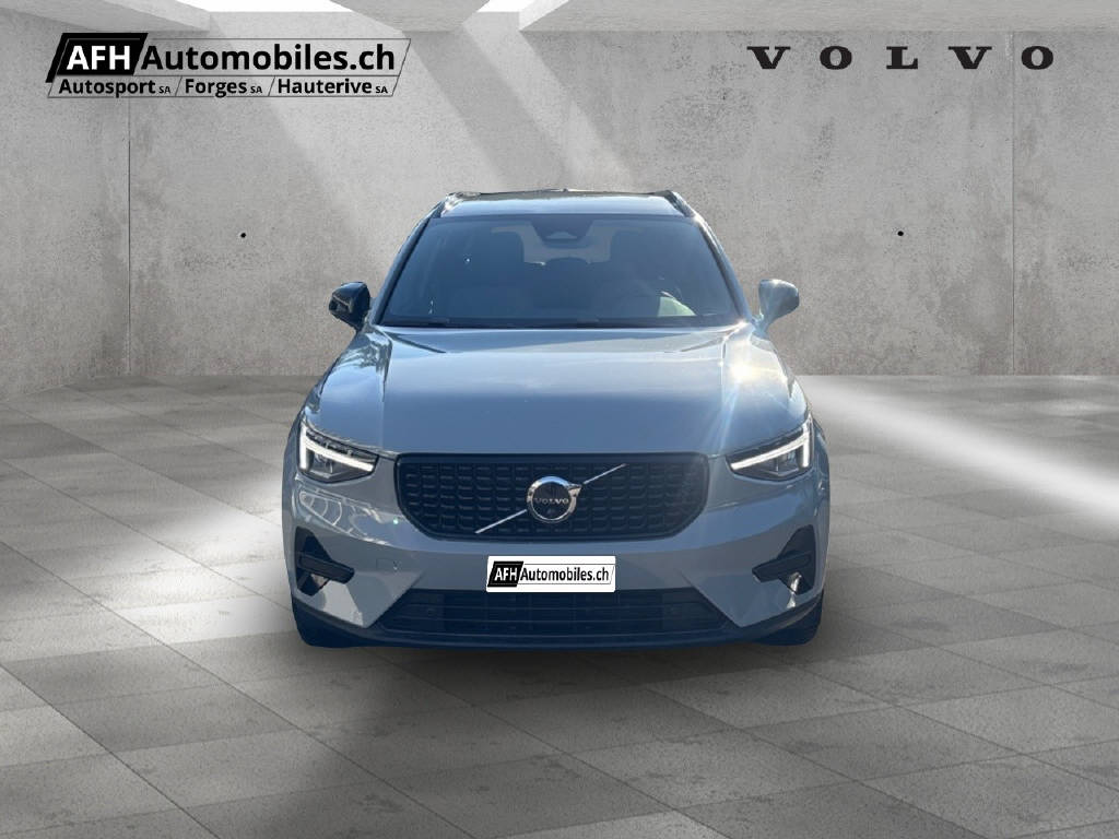 VOLVO XC40 2.0 B3 MH Plus Dark-image-2