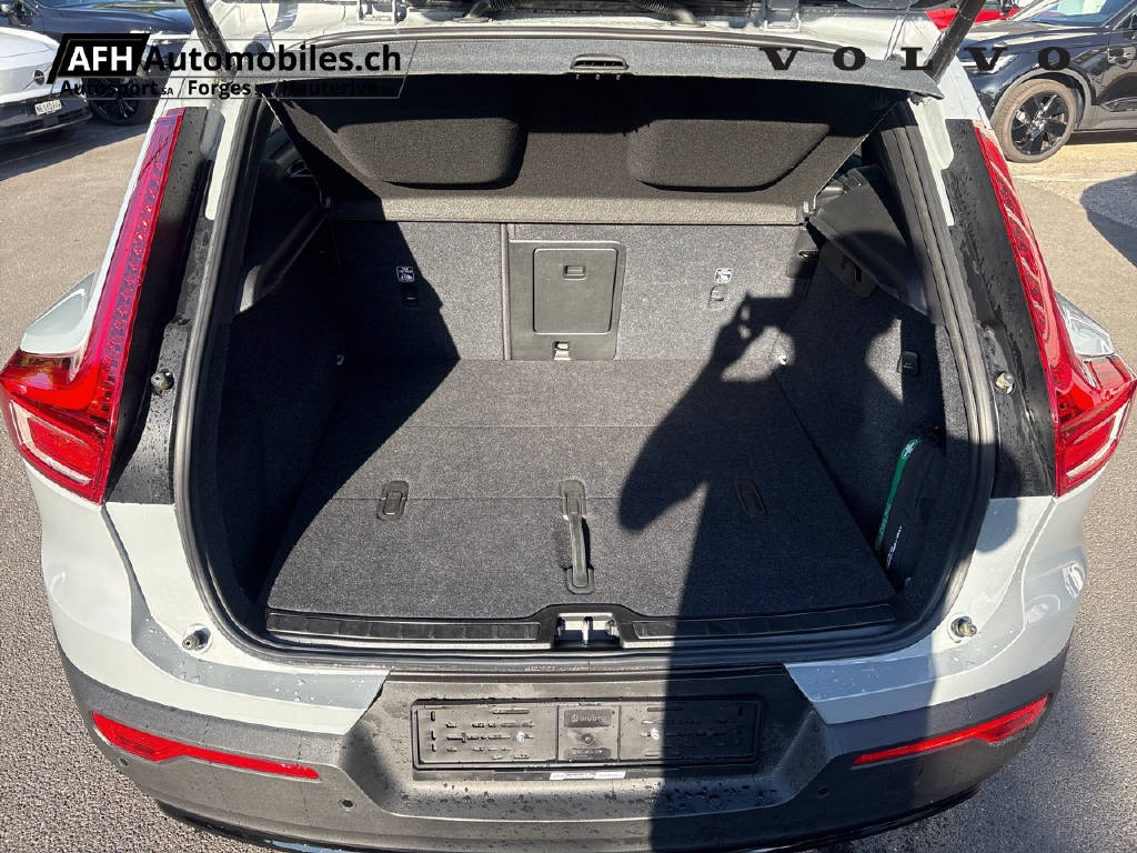 VOLVO XC40 2.0 B3 MH Plus Dark-image-17