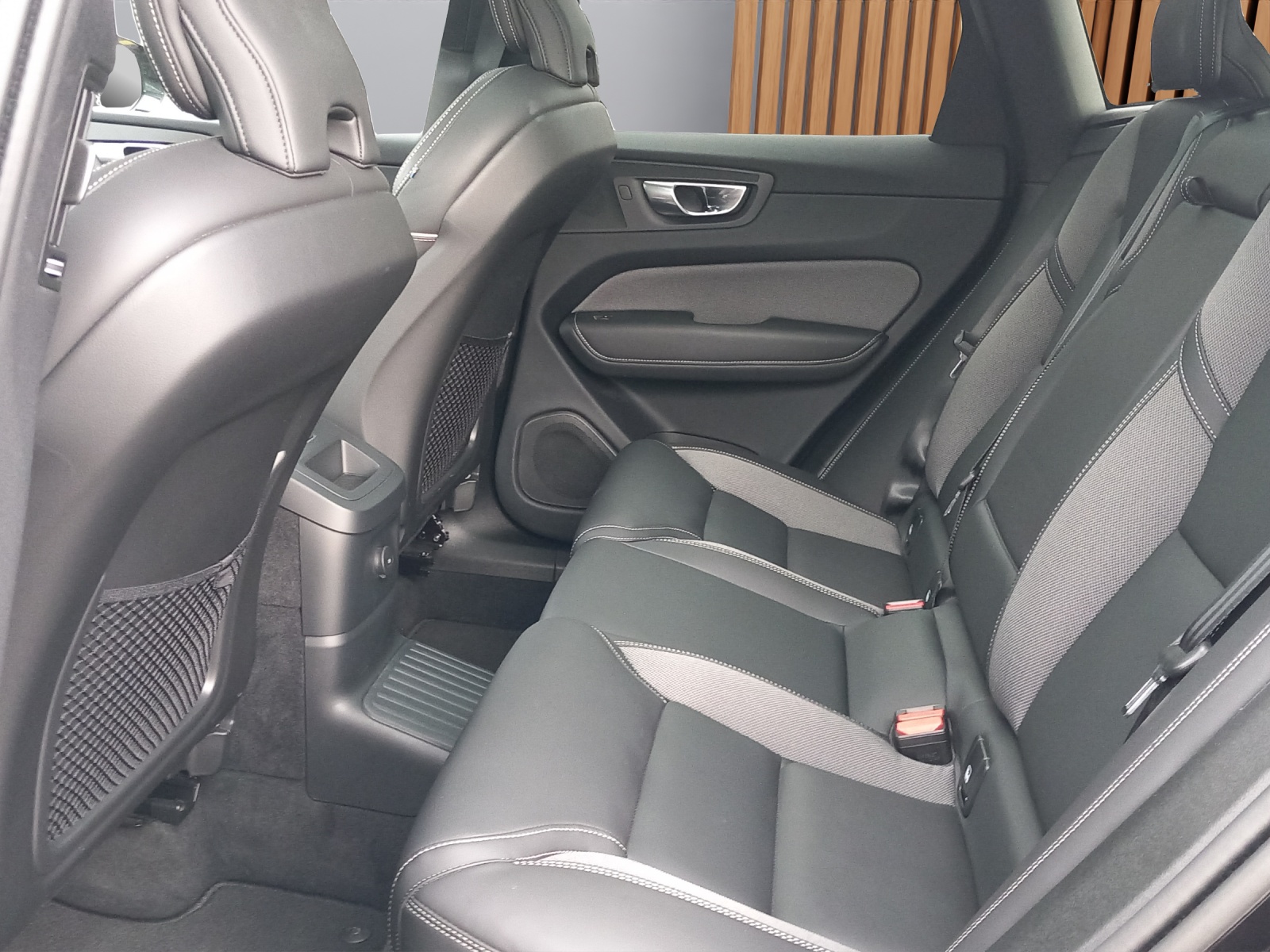 VOLVO XC60 2.0 T8 TE XCENTRIC Black Edition eAWD-image-11