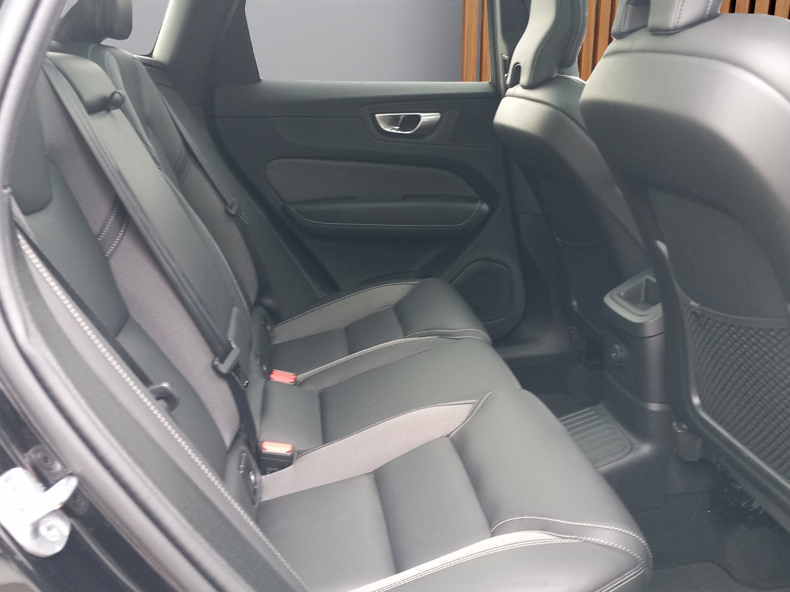 VOLVO XC60 2.0 T8 TE XCENTRIC Black Edition eAWD-image-8