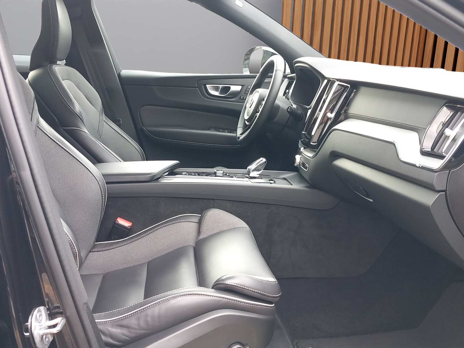 VOLVO XC60 2.0 T8 TE XCENTRIC Black Edition eAWD-image-9