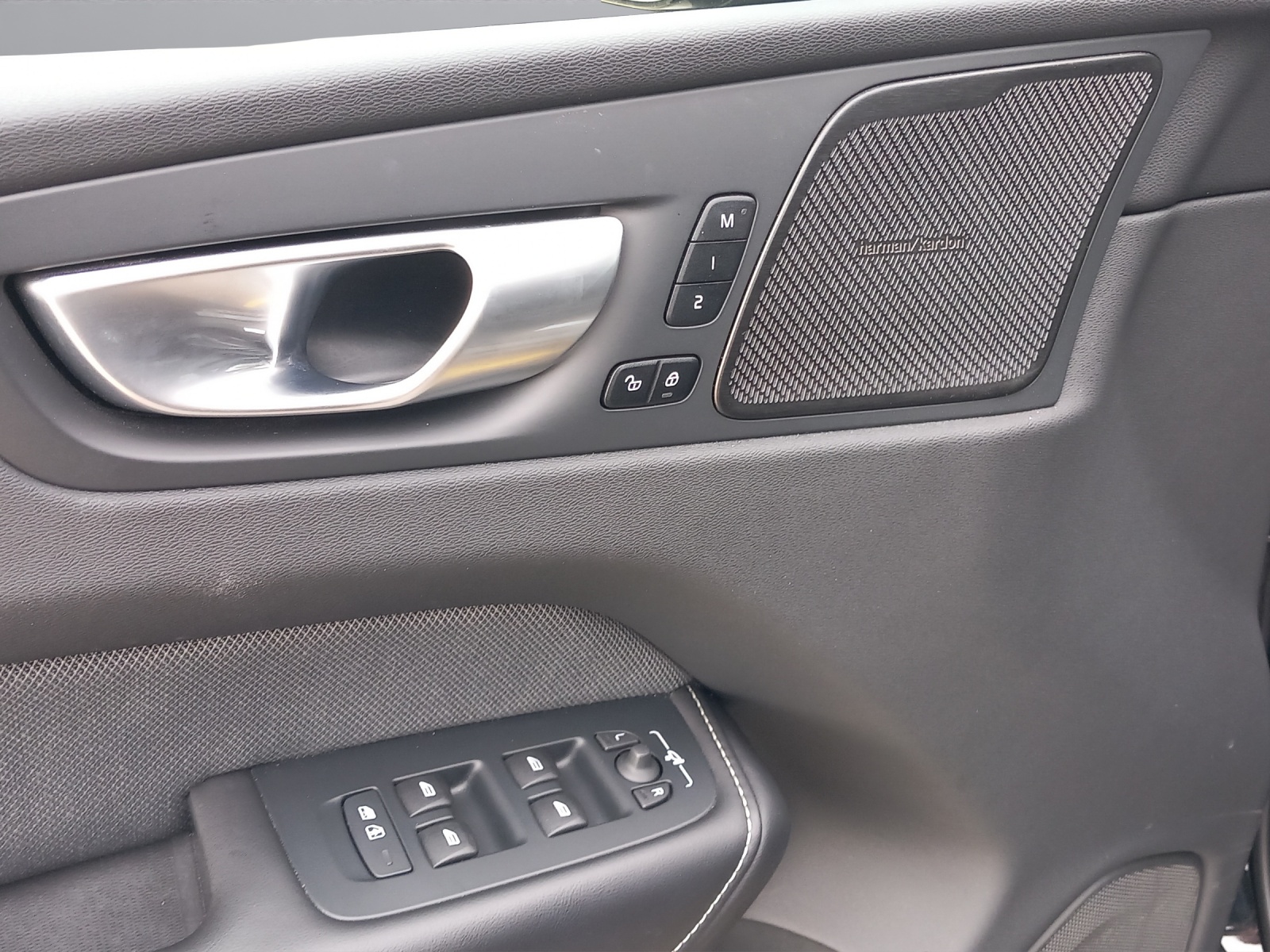 VOLVO XC60 2.0 T8 TE XCENTRIC Black Edition eAWD-image-20
