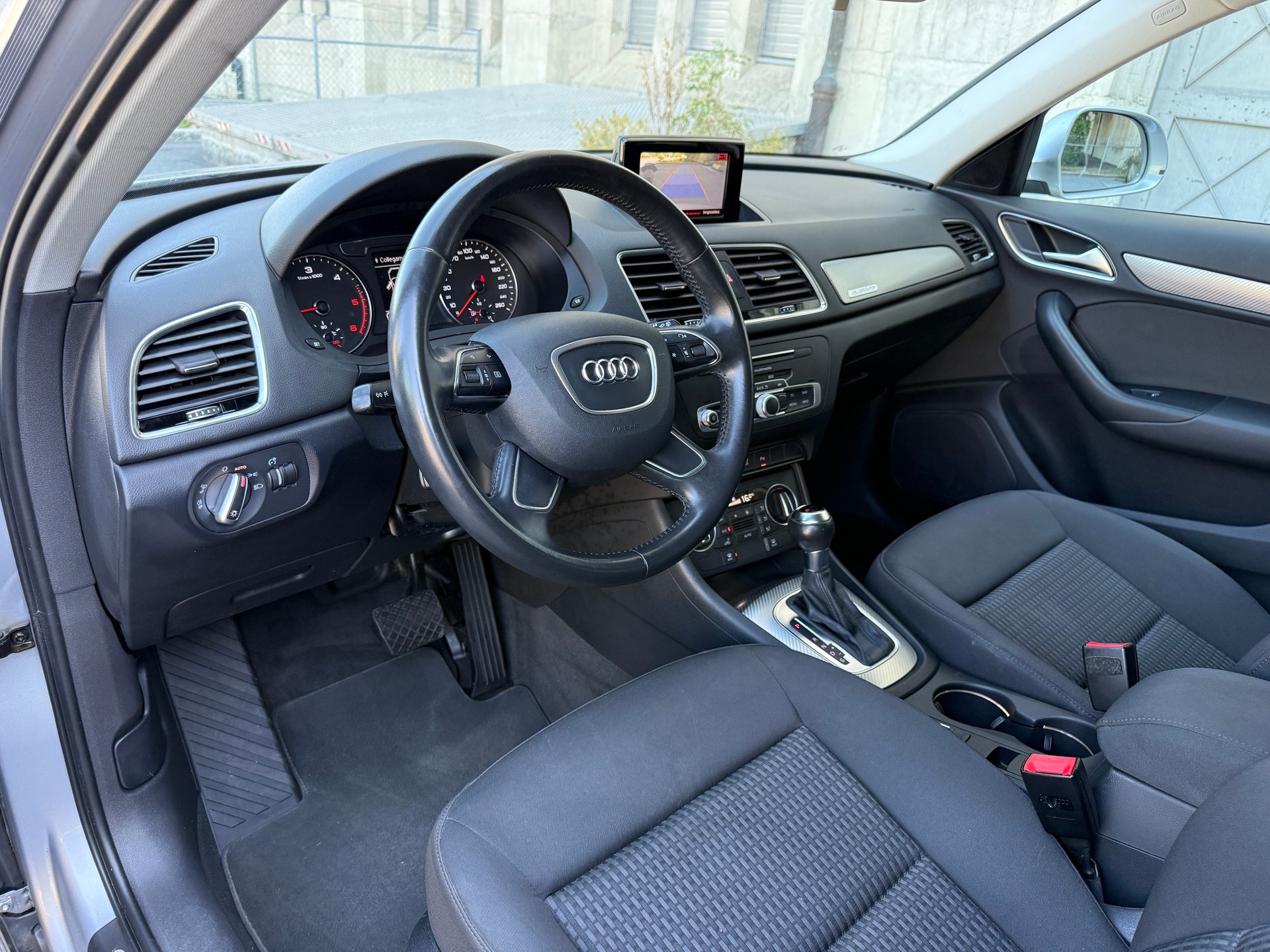 AUDI Q3 2.0 TDI design quattro S-tronic-image-5