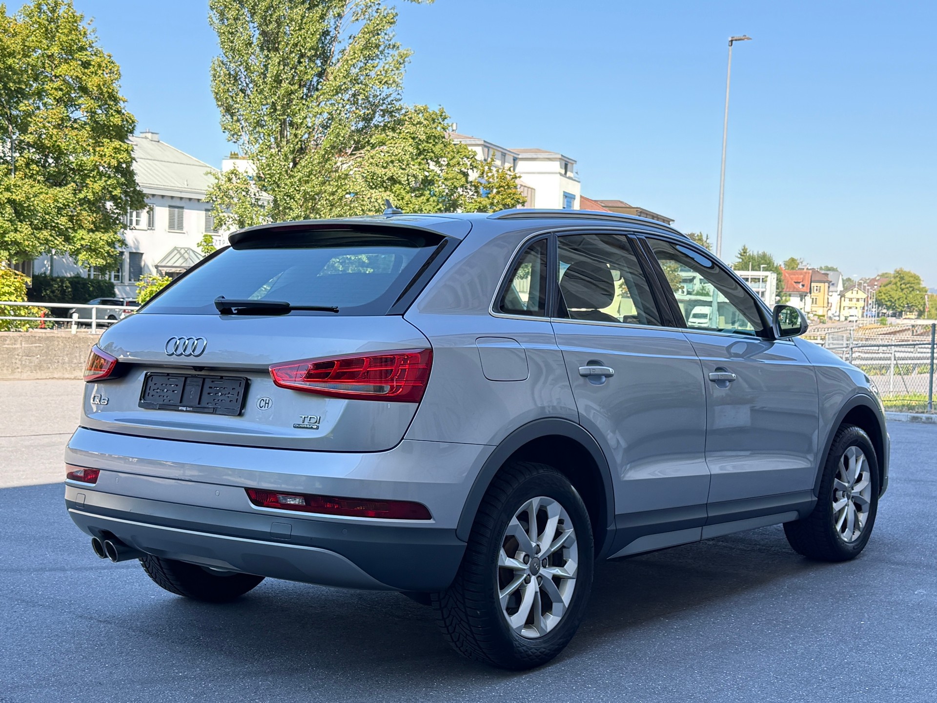 AUDI Q3 2.0 TDI design quattro S-tronic-image-10