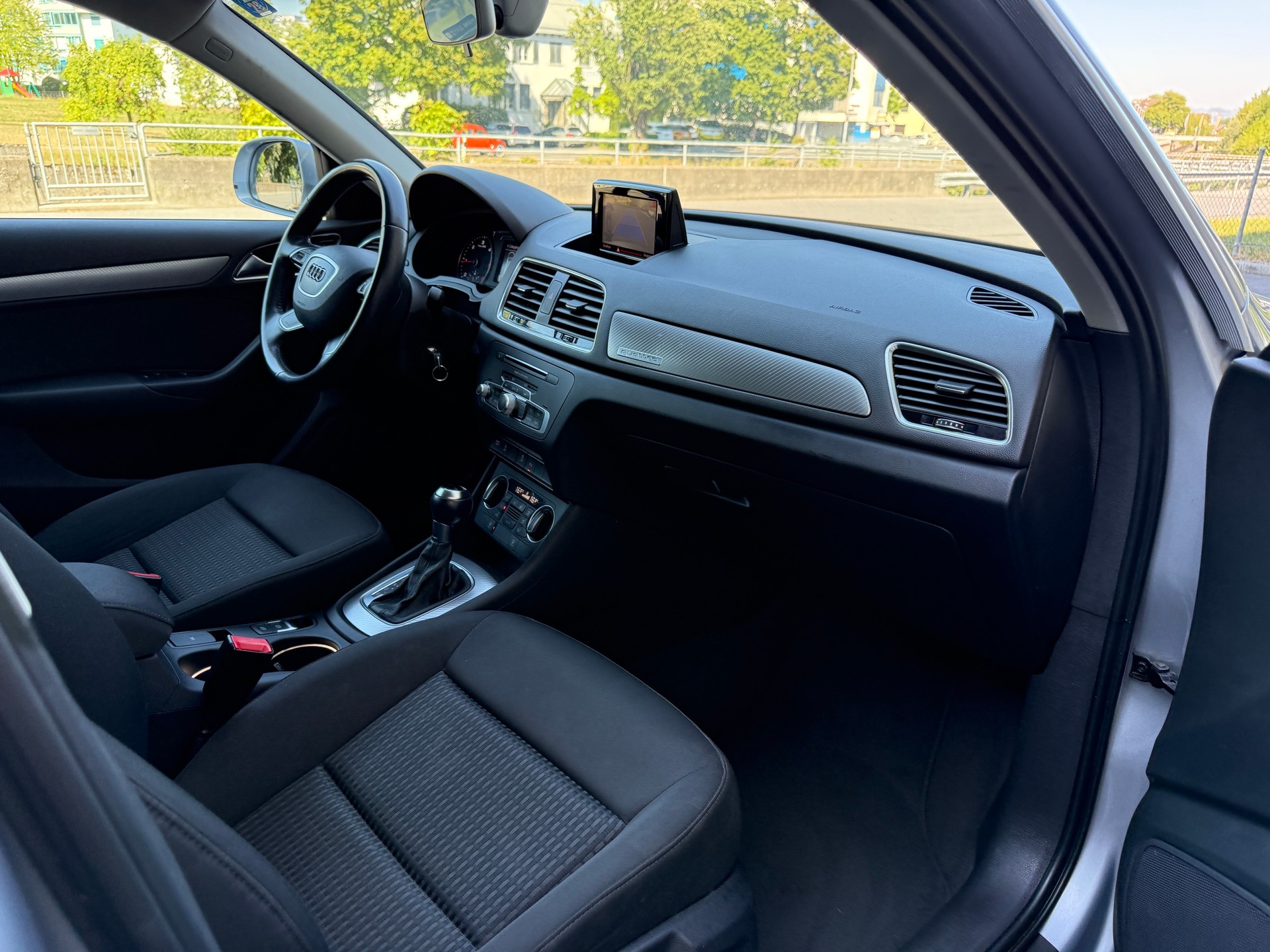 AUDI Q3 2.0 TDI design quattro S-tronic-image-7