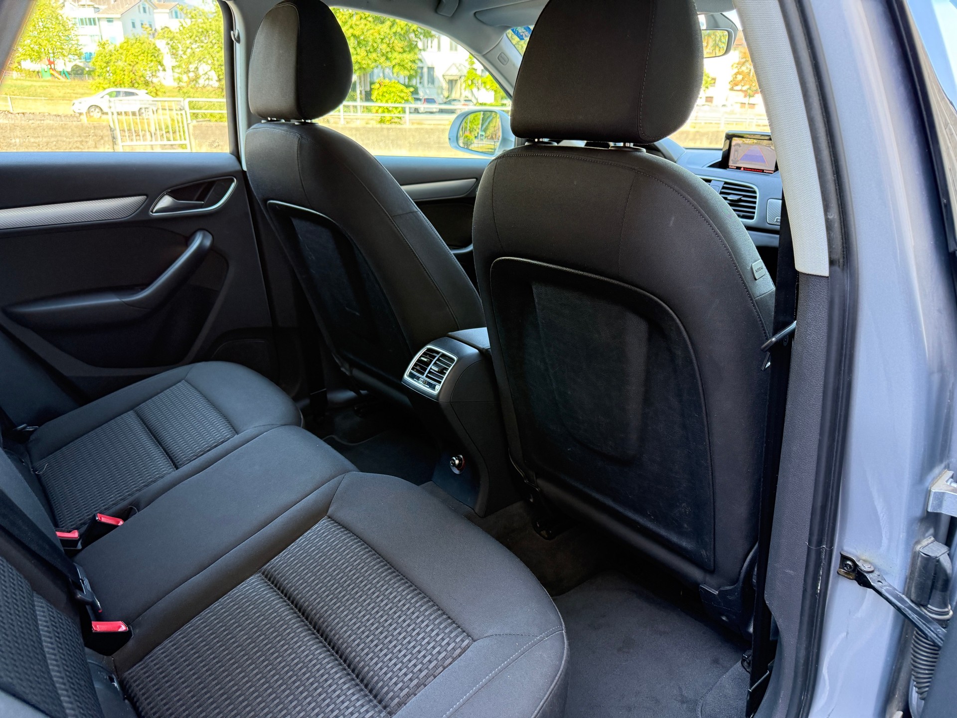 AUDI Q3 2.0 TDI design quattro S-tronic-image-8
