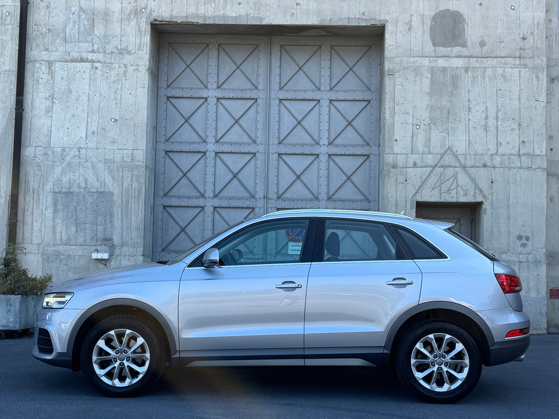 AUDI Q3 2.0 TDI design quattro S-tronic-image-1
