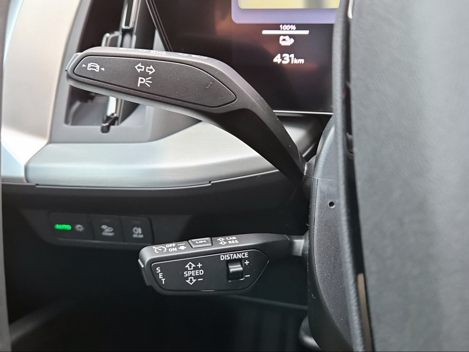 AUDI Q4 e-tron SUV quattro performance Attraction Tamboraggrau Metallic-image-14