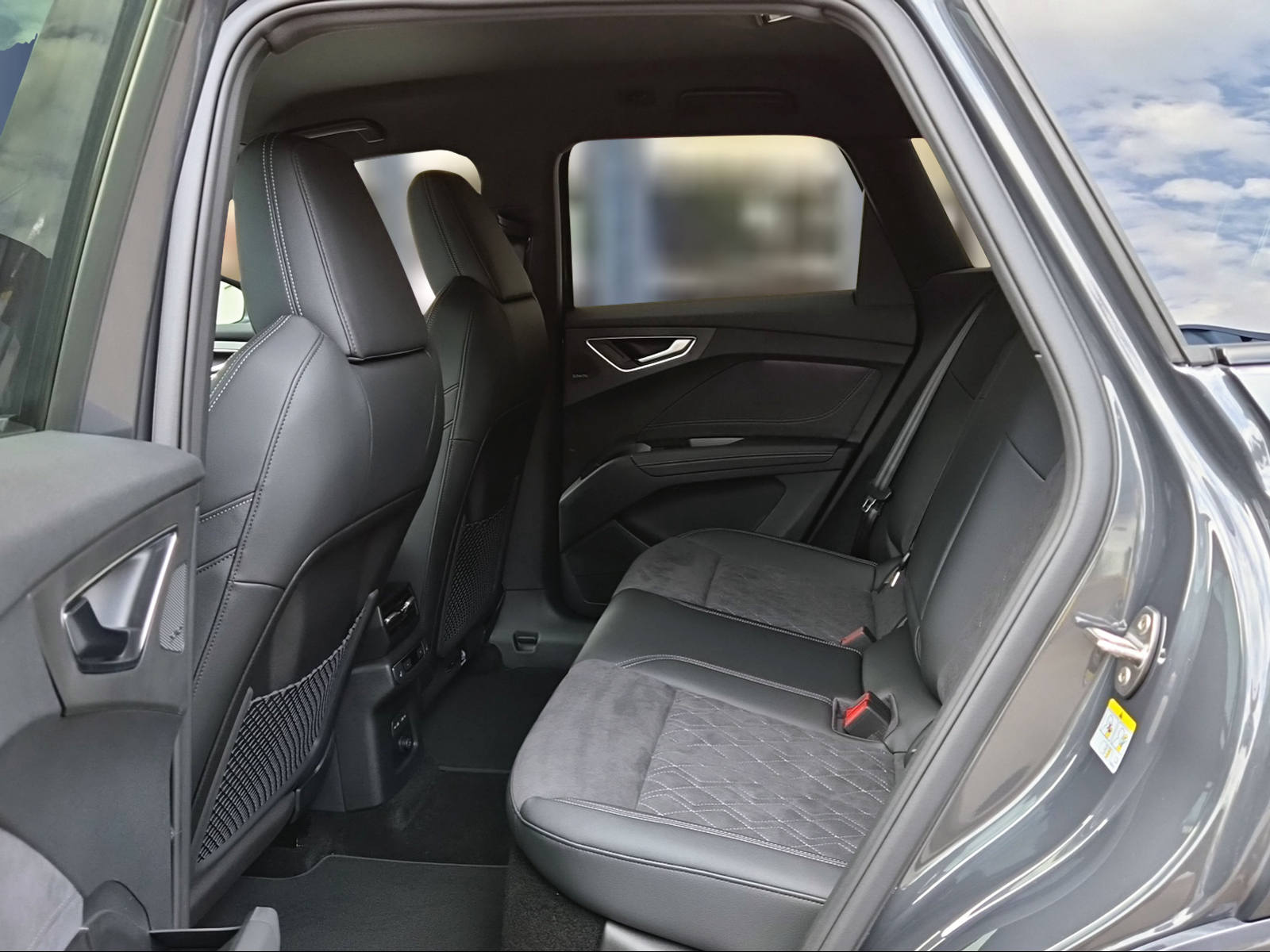 AUDI Q4 e-tron SUV quattro performance Attraction Tamboraggrau Metallic-image-9