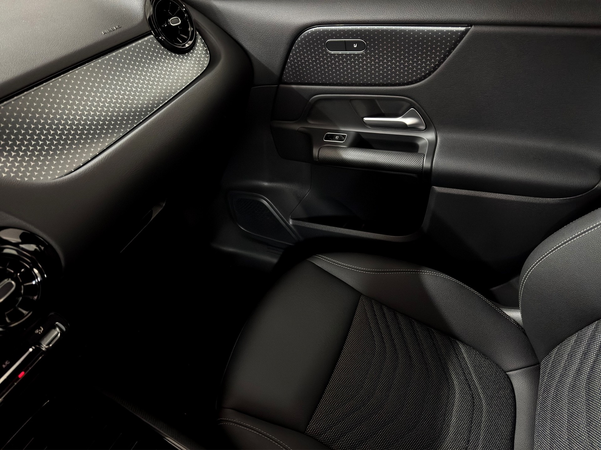 MERCEDES-BENZ GLA 200 7G-DCT "Navi-RF.-Kamera-Digital Cockpit"-image-17