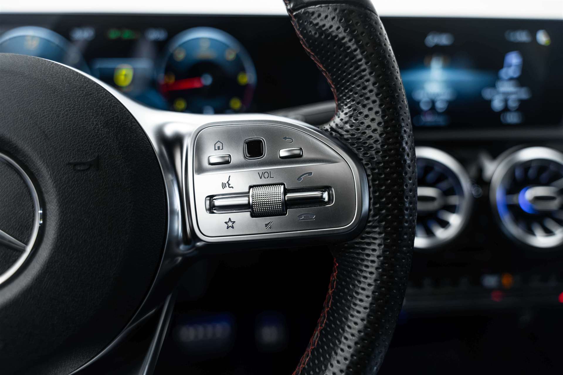 MERCEDES-BENZ CLA 200 d AMG Line 8G-DCT-image-16