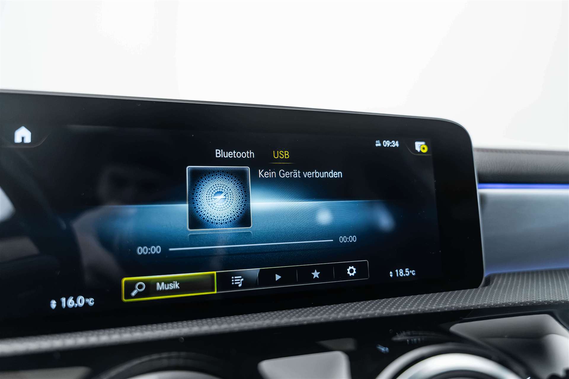 MERCEDES-BENZ CLA 200 d AMG Line 8G-DCT-image-26