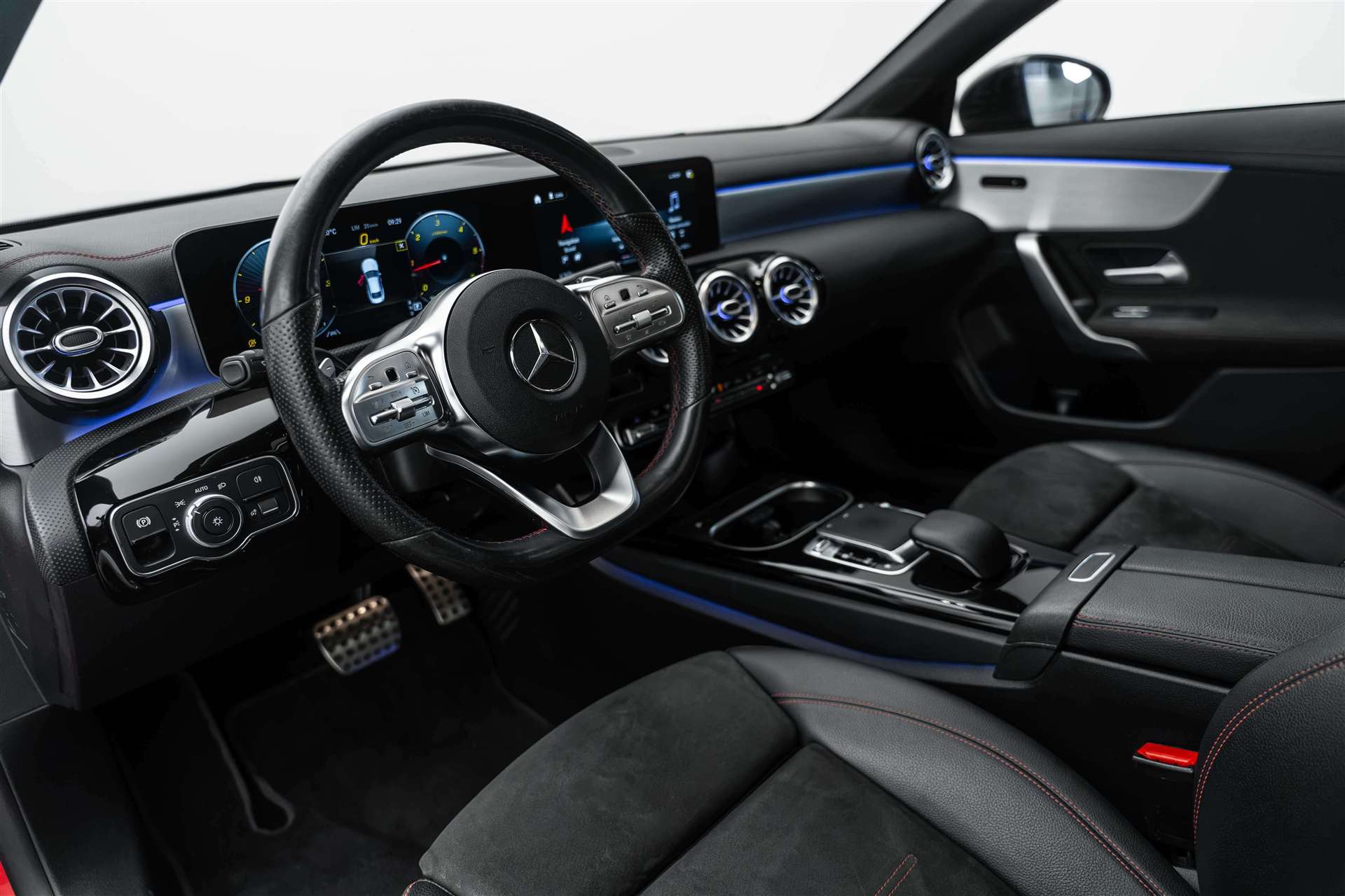 MERCEDES-BENZ CLA 200 d AMG Line 8G-DCT-image-5
