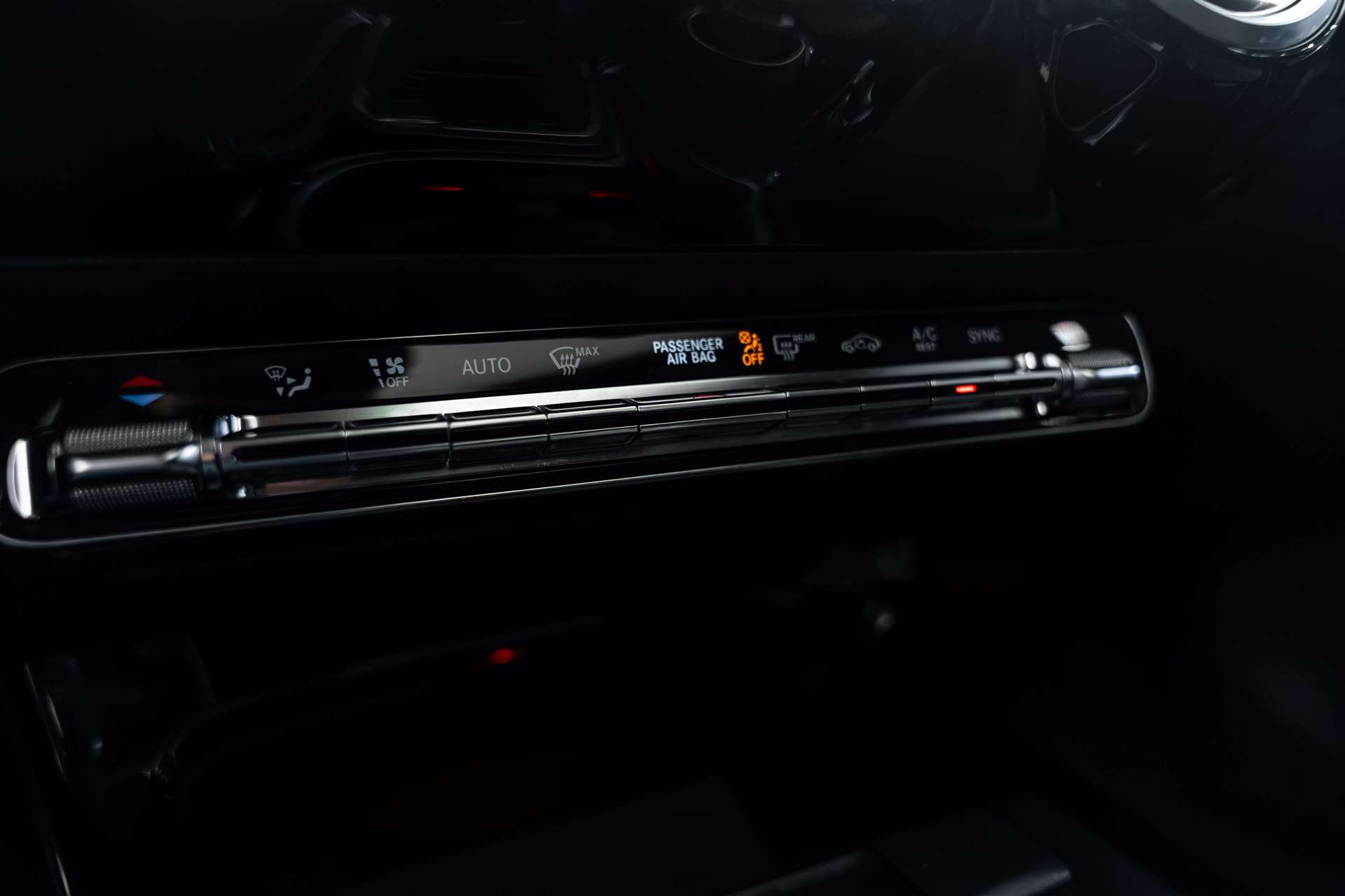 MERCEDES-BENZ CLA 200 d AMG Line 8G-DCT-image-29
