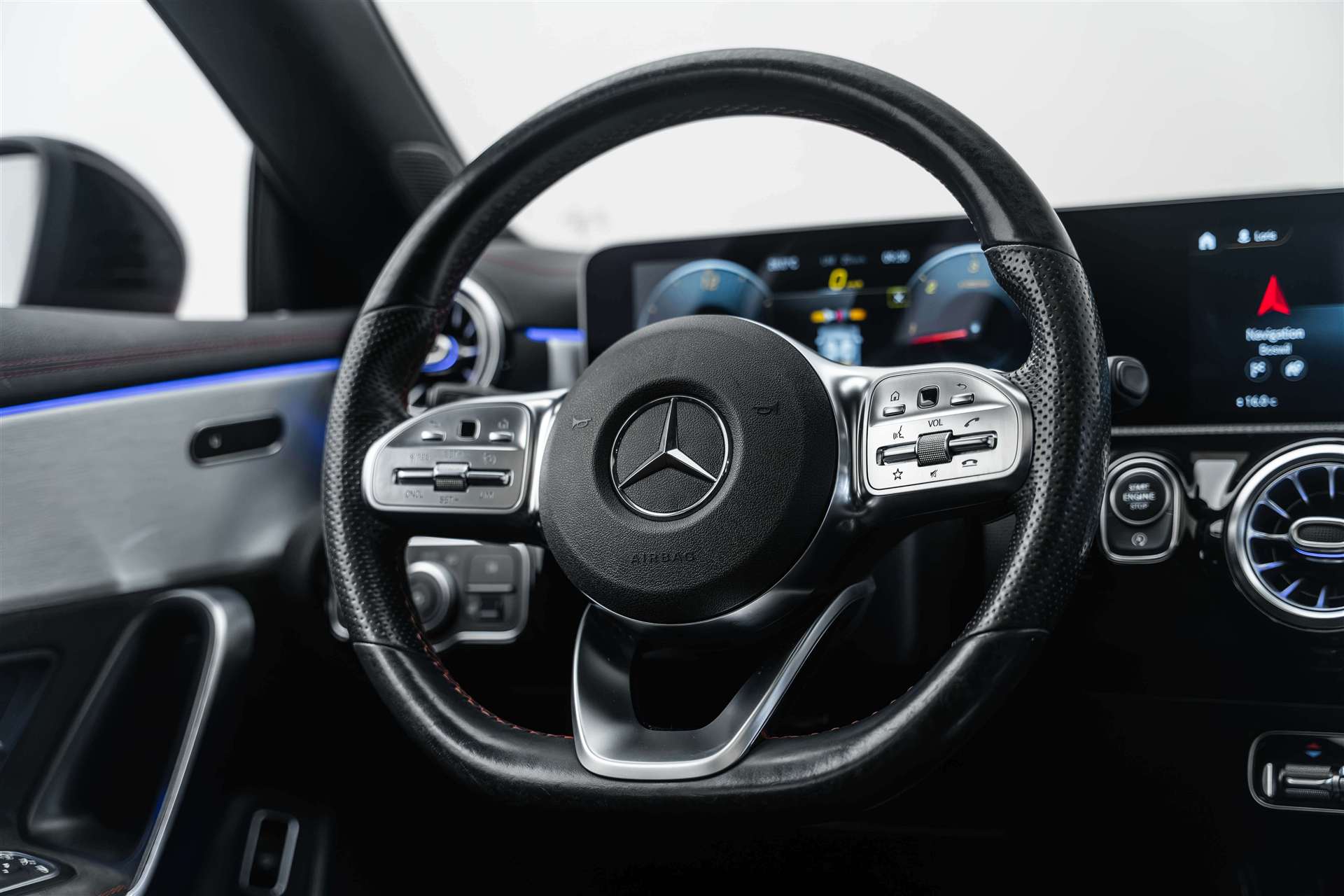 MERCEDES-BENZ CLA 200 d AMG Line 8G-DCT-image-7