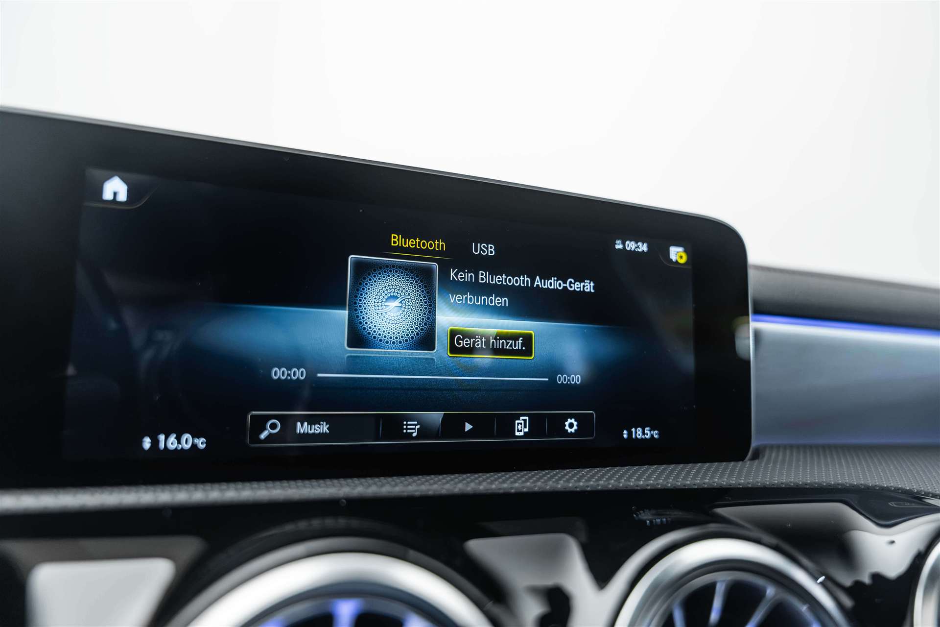 MERCEDES-BENZ CLA 200 d AMG Line 8G-DCT-image-25