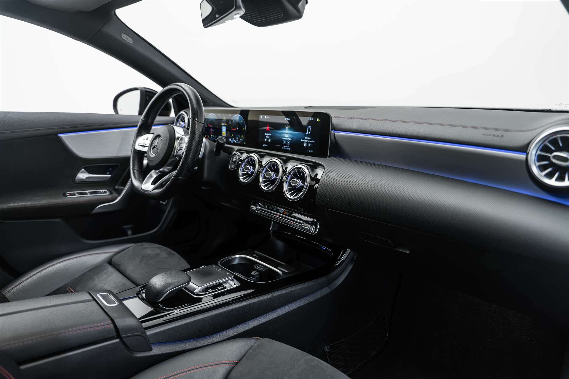 MERCEDES-BENZ CLA 200 d AMG Line 8G-DCT-image-8