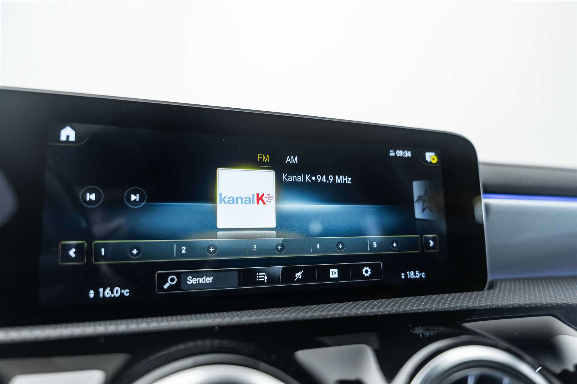 MERCEDES-BENZ CLA 200 d AMG Line 8G-DCT-image-24