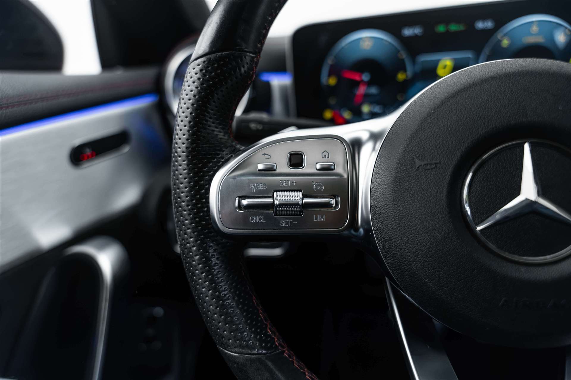 MERCEDES-BENZ CLA 200 d AMG Line 8G-DCT-image-15