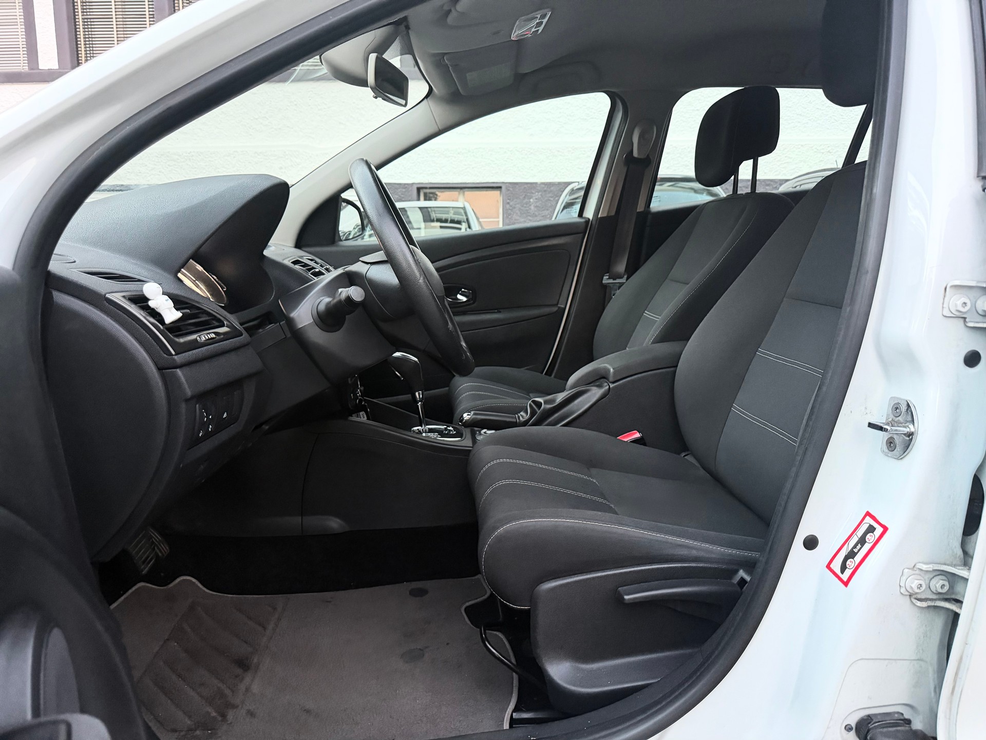 RENAULT Mégane Grandtour 1.5 dCi Swiss Edition EDC-image-11