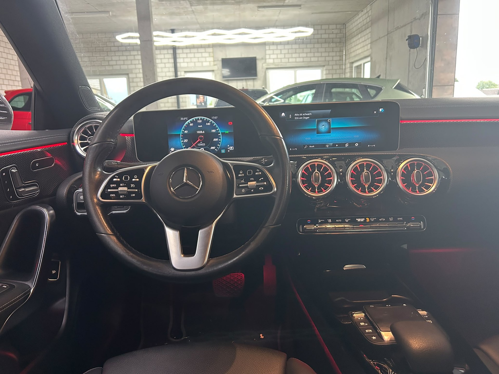 MERCEDES-BENZ CLA 200 Progressive 7G-DCT-image-5